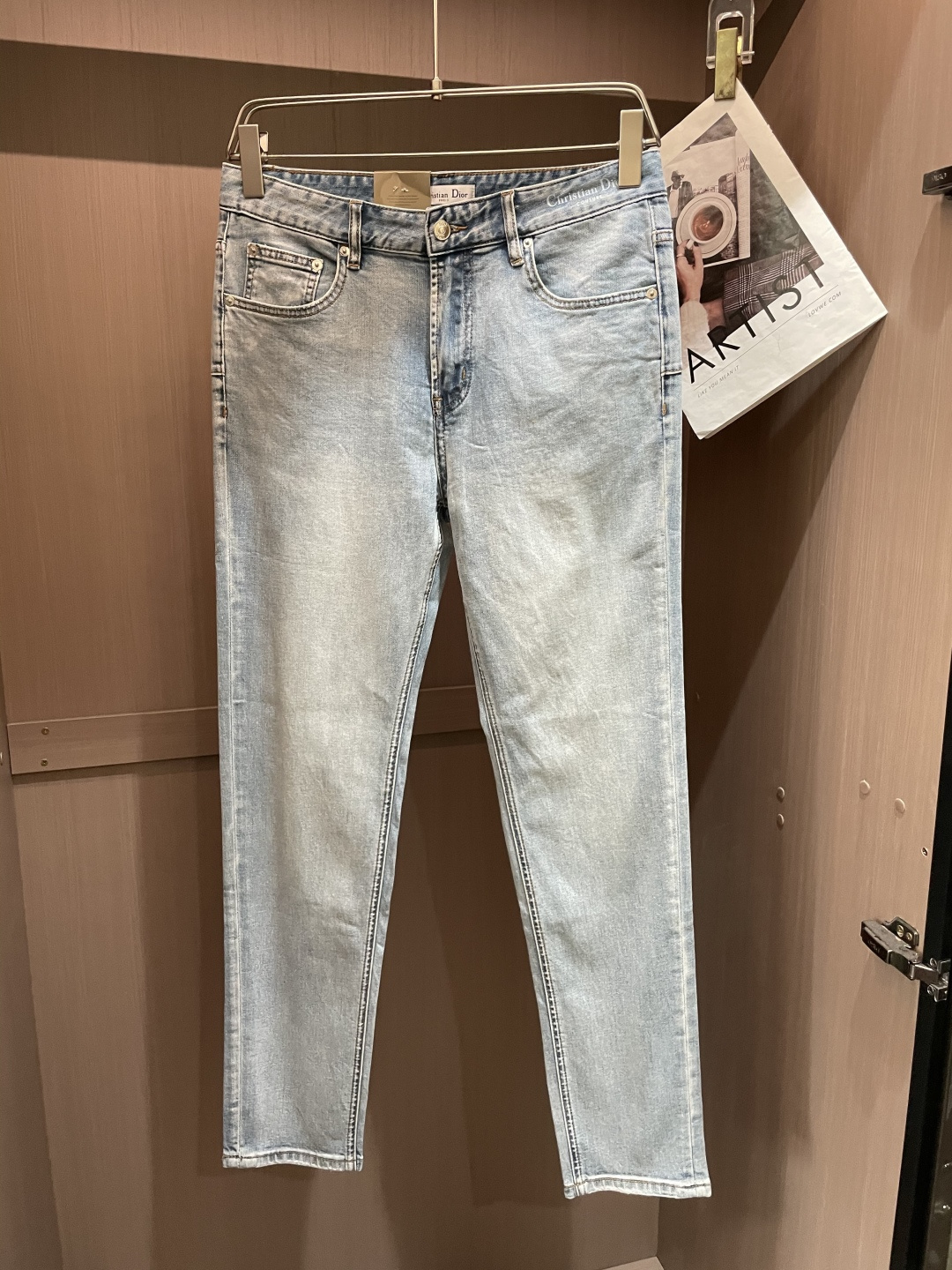 NO:118420,Dior counter has the latest same style of jeans. The fabric style is excellent. It is easy to wear and not pick on the figure. There are no restrictions on matching. It can set off other items in a simple way to show your style and posture~ You can match any style of items, match them with various T-shirts/shirts and knitted jackets. You don’t have to worry about matching when going out on a daily basis. Size 29-38,,dior,jeans,jackets & coats,shirts,tees,t-shirt,alexander wang19860909Dior 专柜最新同款牛仔裤 面料版型做工绝绝子 好穿不挑身材在搭配上没有太多的限制 随意简洁的衬托其他单品,来展现自己的风格姿态～ 可以百搭任何风格的单品,搭配各种T恤／衬衫,针织外套都可,日常外出不必再为搭配而烦恼了 尺码 29-38,,dior,jeans,jackets & coats,shirts,tees，t-shirt,alexander wang,Men's clothing