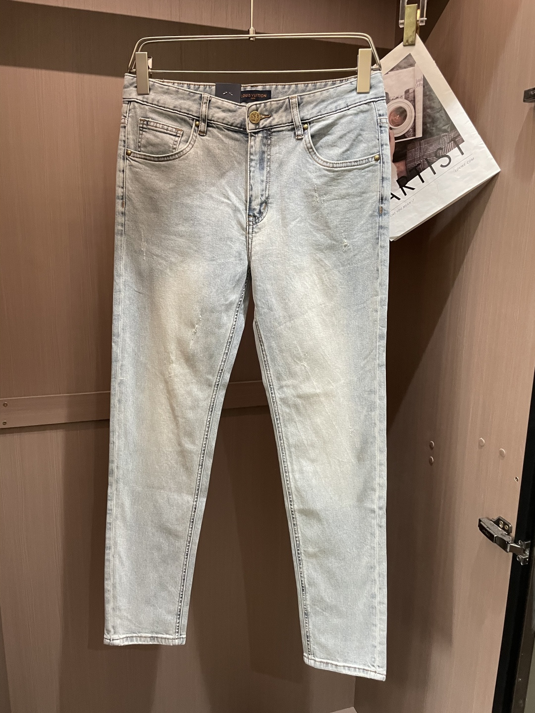 NO:118423,Lv counter latest same style of jeans, fabric style and workmanship are excellent. It is easy to wear and not picky about body shape. There are no restrictions on matching. You can set off other items in a simple way to show your style and posture~ You can match any style of items, match them with various T-shirts/shirts, knitted jackets, and you don’t have to worry about matching when going out on a daily basis. Size 29-38,,louis vuitton,jeans,jackets & coats,shirts,tees,t-shirt,alexander wang19860909Lv 专柜最新同款牛仔裤 面料版型做工绝绝子 好穿不挑身材在搭配上没有太多的限制 随意简洁的衬托其他单品,来展现自己的风格姿态～ 可以百搭任何风格的单品,搭配各种T恤／衬衫,针织外套都可,日常外出不必再为搭配而烦恼了 尺码 29-38,,louis vuitton,jeans,jackets & coats,shirts,tees，t-shirt,alexander wang,Men's clothing