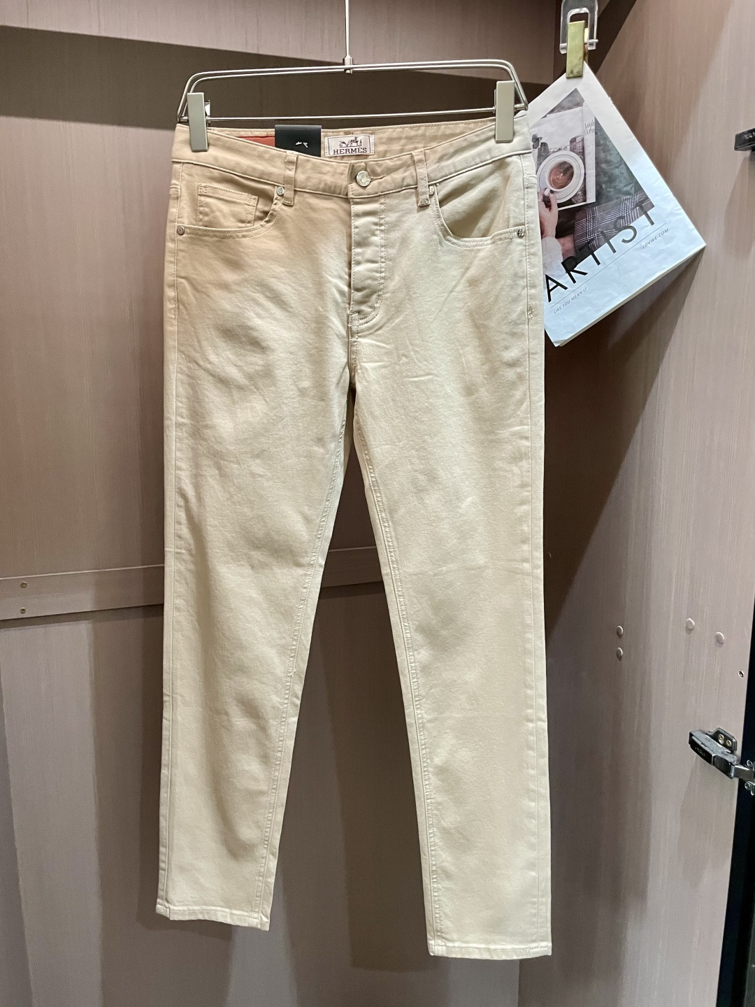 NO:118426,H The latest style of jeans in the counter. The fabric style is absolutely craftsmanship. It is easy to wear but not picky about the figure. There are no restrictions on matching. It can set off other items in a simple way to show your style and posture~ You can match any style of items, match them with various T-shirts/shirts, knitted jackets. You don’t have to worry about matching when going out every day. Size 29-38,,jeans,jackets & coats,shirts,tees,t-shirt,alexander wang19860909H 专柜最新同款牛仔裤 面料版型做工绝绝子 好穿不挑身材在搭配上没有太多的限制 随意简洁的衬托其他单品,来展现自己的风格姿态～ 可以百搭任何风格的单品,搭配各种T恤／衬衫,针织外套都可,日常外出不必再为搭配而烦恼了 尺码 29-38,,jeans,jackets & coats,shirts,tees，t-shirt,alexander wang,Men's clothing