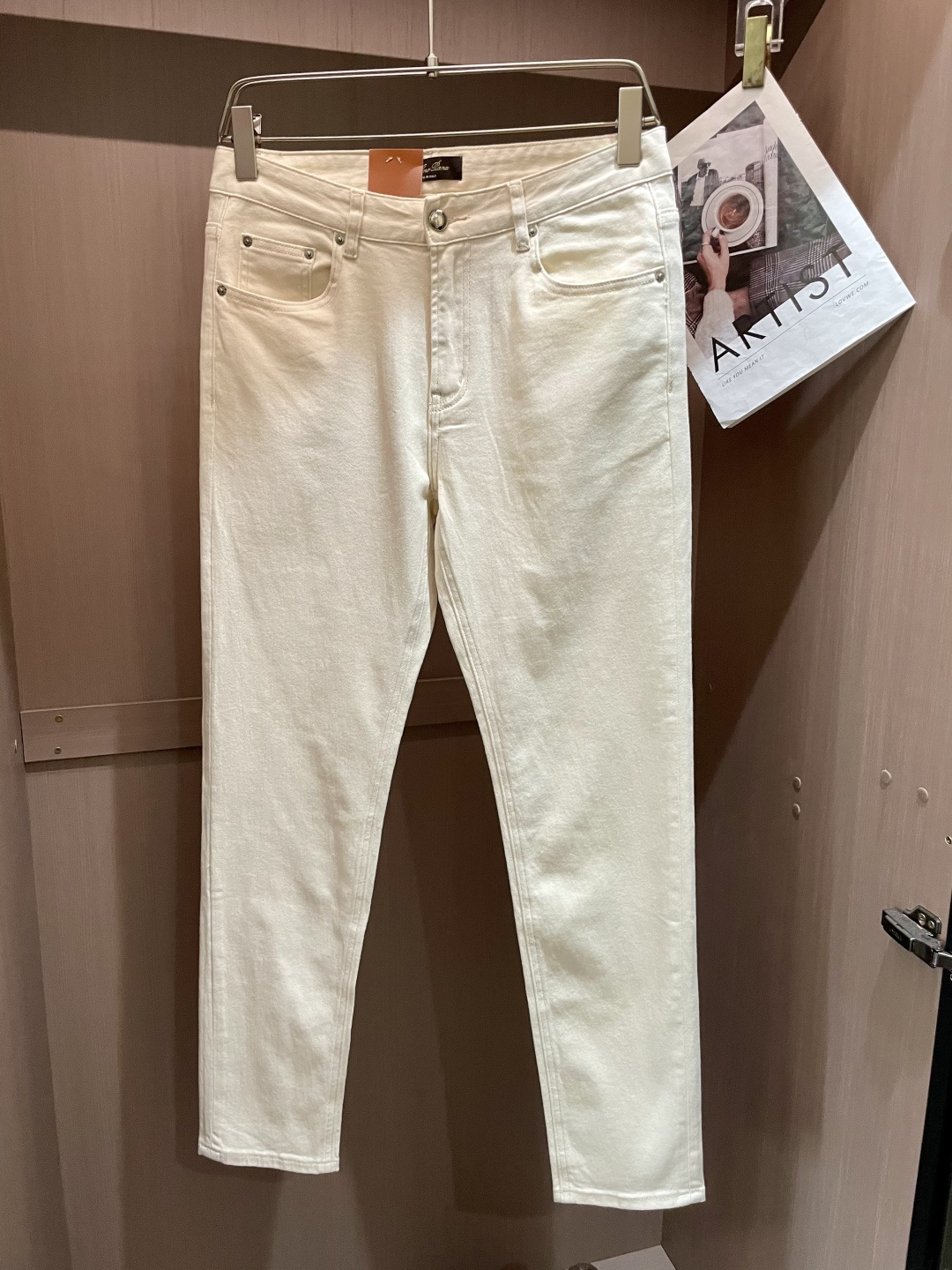 NO:118429,Lv counter latest same style of jeans, fabric style and workmanship are excellent. It is easy to wear and not pick on the figure. There are no restrictions on matching. It can set off other items in a simple way to show your style and posture~ You can match any style of items, match them with various T-shirts/shirts, knitted jackets, and you don’t have to worry about matching when going out on a daily basis. Size 29-38,,louis vuitton,jeans,jackets & coats,shirts,tees,t-shirt,alexander wang19860909Lv 专柜最新同款牛仔裤 面料版型做工绝绝子 好穿不挑身材在搭配上没有太多的限制 随意简洁的衬托其他单品,来展现自己的风格姿态～ 可以百搭任何风格的单品,搭配各种T恤／衬衫,针织外套都可,日常外出不必再为搭配而烦恼了 尺码 29-38,,louis vuitton,jeans,jackets & coats,shirts,tees，t-shirt,alexander wang,Men's clothing