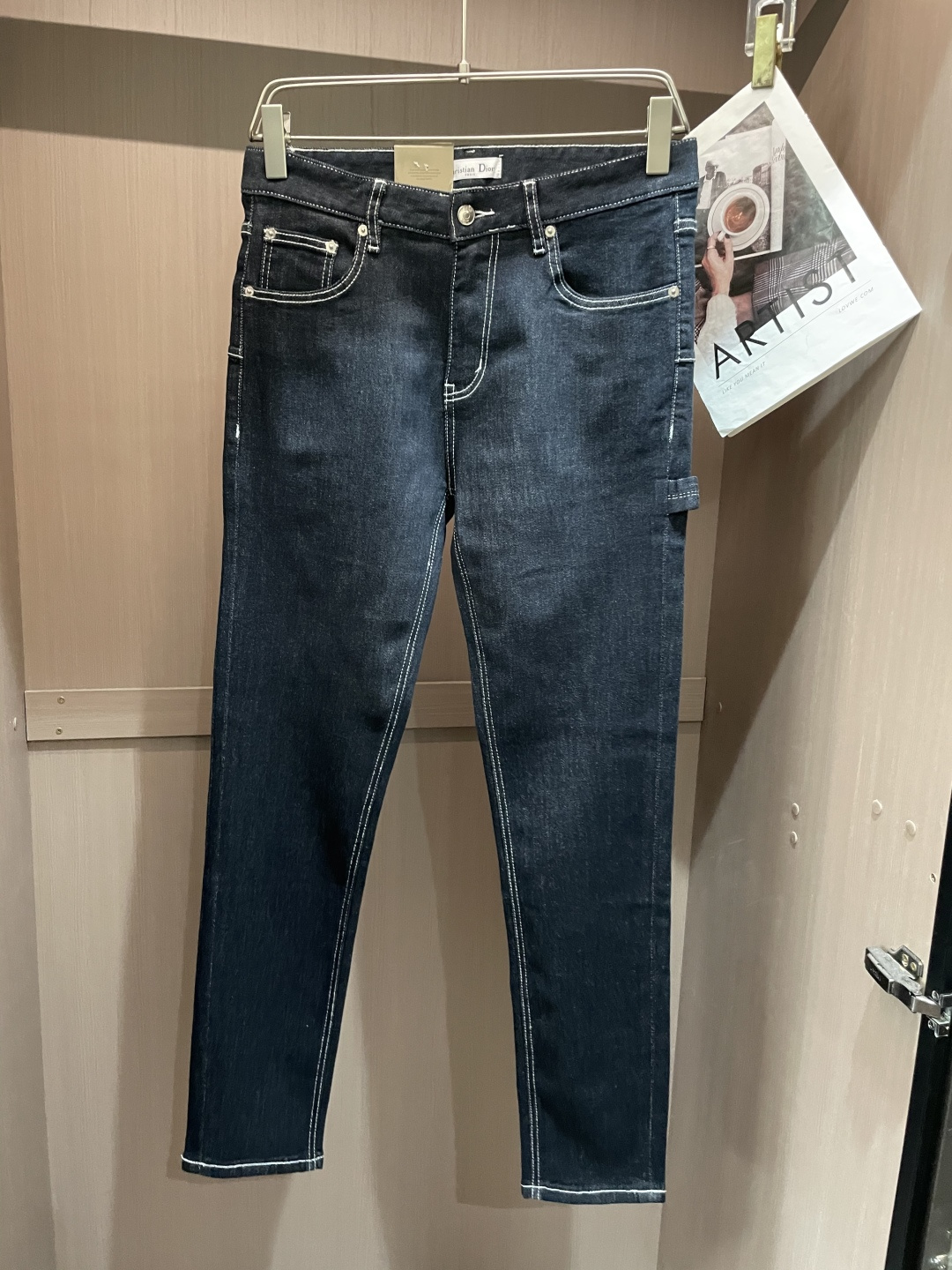 NO:118432,Dior counter has the latest same style of jeans. The fabric style is excellent. It is easy to wear and not pick on the figure. There are no restrictions on matching. It can set off other items in a simple way to show your style and posture~ You can match any style of items, match them with various T-shirts/shirts and knitted jackets. You don’t have to worry about matching when going out on a daily basis. Size 29-38,,dior,jeans,jackets & coats,shirts,tees,t-shirt,alexander wang19860909Dior 专柜最新同款牛仔裤 面料版型做工绝绝子 好穿不挑身材在搭配上没有太多的限制 随意简洁的衬托其他单品,来展现自己的风格姿态～ 可以百搭任何风格的单品,搭配各种T恤／衬衫,针织外套都可,日常外出不必再为搭配而烦恼了 尺码 29-38,,dior,jeans,jackets & coats,shirts,tees，t-shirt,alexander wang,Men's clothing