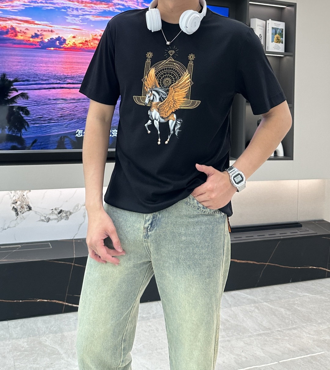 NO:126493,H Home 2025 Summer New Men's T-shirt This round neck design is fashionable and elegant!  Pegasus flying pattern, vertical and horizontal sequential lines, ultra-high-definition printing, rich visual effects and exquisite craftsmanship!  The fabric is made of imported mercerized cotton!  The texture is delicate and soft, comfortable and breathable to wear with close body!  The fabric attributes are excellent!  Enjoy a light and relaxed and comfortable wearing experience!  Color White Black Gray Size M-3XL, tees, t-shirt,alexander wang19860909H家 2025夏季新款 男士T恤 此款圆领设计、时尚大方！飞马行空图案 纵横驰聘、线条立体 超高清印花 视觉效果丰富、工艺考究！面料采用进口丝光棉！质感细腻柔软、贴身穿着舒适透气！面料属性皆为上乘！享受轻薄轻松自在的穿着体验！ 颜色白色 黑色 灰色 尺码M-3XL,,tees，t-shirt,alexander wang,Men's clothing