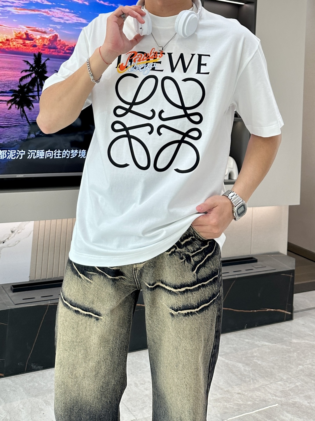 NO:126495,Loewe 2025 spring and summer new product, with a specific original version of 330 double-strand cotton plain fabric, with wide upper body and comfortable, casually matched with the outside and the inner one, the same style as men and women. Size M-XXXL, loewe, alexander wang19860909Loewe 2025春夏新品,优选特定原版开发330支双股精棉平纹面料,上身挺阔舒适度佳,外穿内搭随意搭配,男女同款 尺码M-XXXL,,loewe,alexander wang,Men's clothing