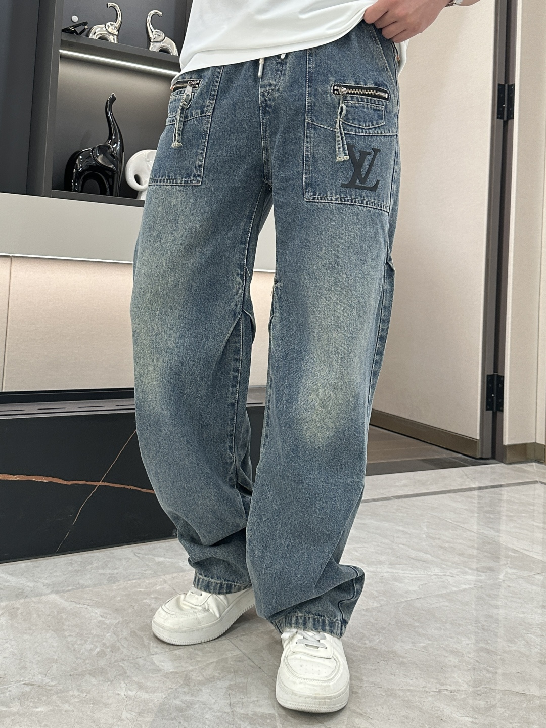 NO:130282,Lv counter latest same style of jeans. The fabric style is absolutely craftsmanship. It is easy to wear and not pick on the figure. There are no restrictions on matching. It can set off other items in a simple way to show your style and posture~ You can match any style of items, match them with various T-shirts/shirts and knitted jackets. You don’t have to worry about matching when going out on a daily basis. Size S-XXXL,,louis vuitton,jeans,jackets & coats,shirts,tees,t-shirt,alexander wang19860909Lv  专柜最新同款牛仔裤 面料版型做工绝绝子 好穿不挑身材在搭配上没有太多的限制 随意简洁的衬托其他单品,来展现自己的风格姿态～ 可以百搭任何风格的单品,搭配各种T恤／衬衫,针织外套都可,日常外出不必再为搭配而烦恼了 尺码 S-XXXL,,louis vuitton,jeans,jackets & coats,shirts,tees，t-shirt,alexander wang,Men's clothing