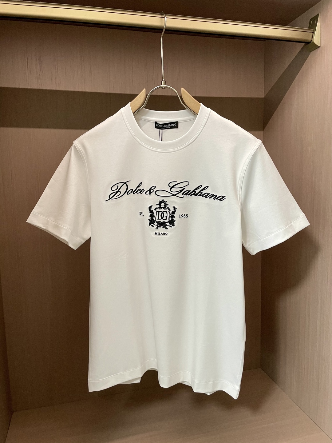 
DG 2025春夏新品，优选特定原版开发330支双股精棉平纹面料，上身挺阔舒适度佳，外穿内搭随意搭配，