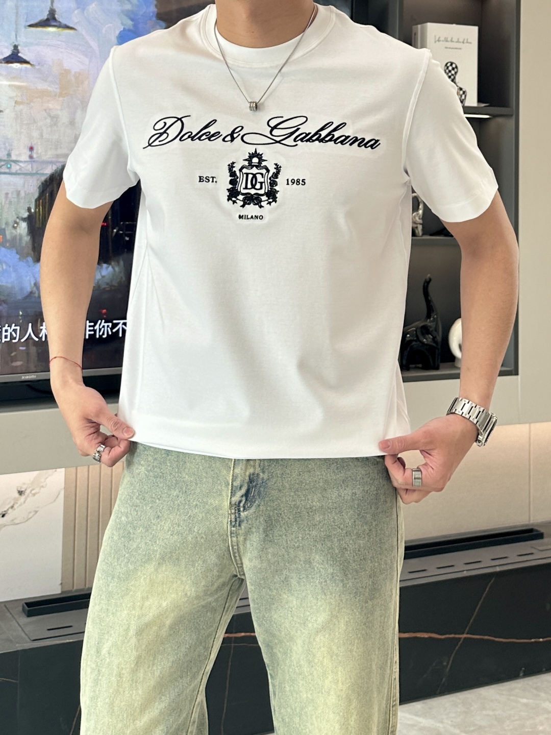 
DG 2025春夏新品，优选特定原版开发330支双股精棉平纹面料，上身挺阔舒适度佳，外穿内搭随意搭配，