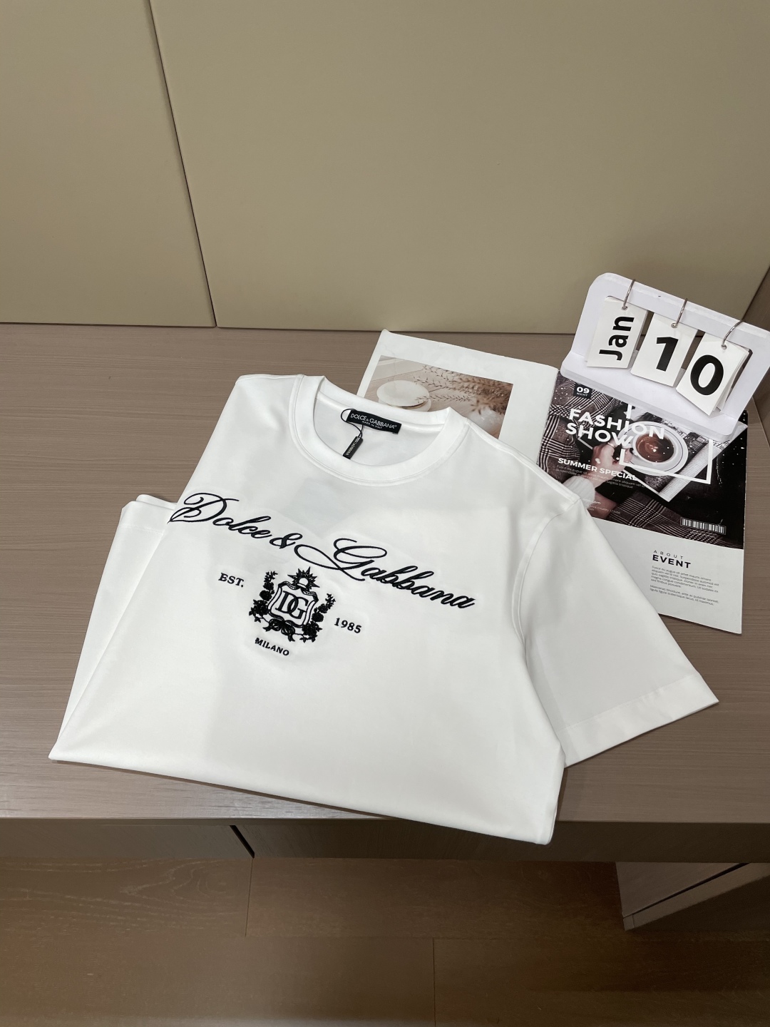 
DG 2025春夏新品，优选特定原版开发330支双股精棉平纹面料，上身挺阔舒适度佳，外穿内搭随意搭配，
