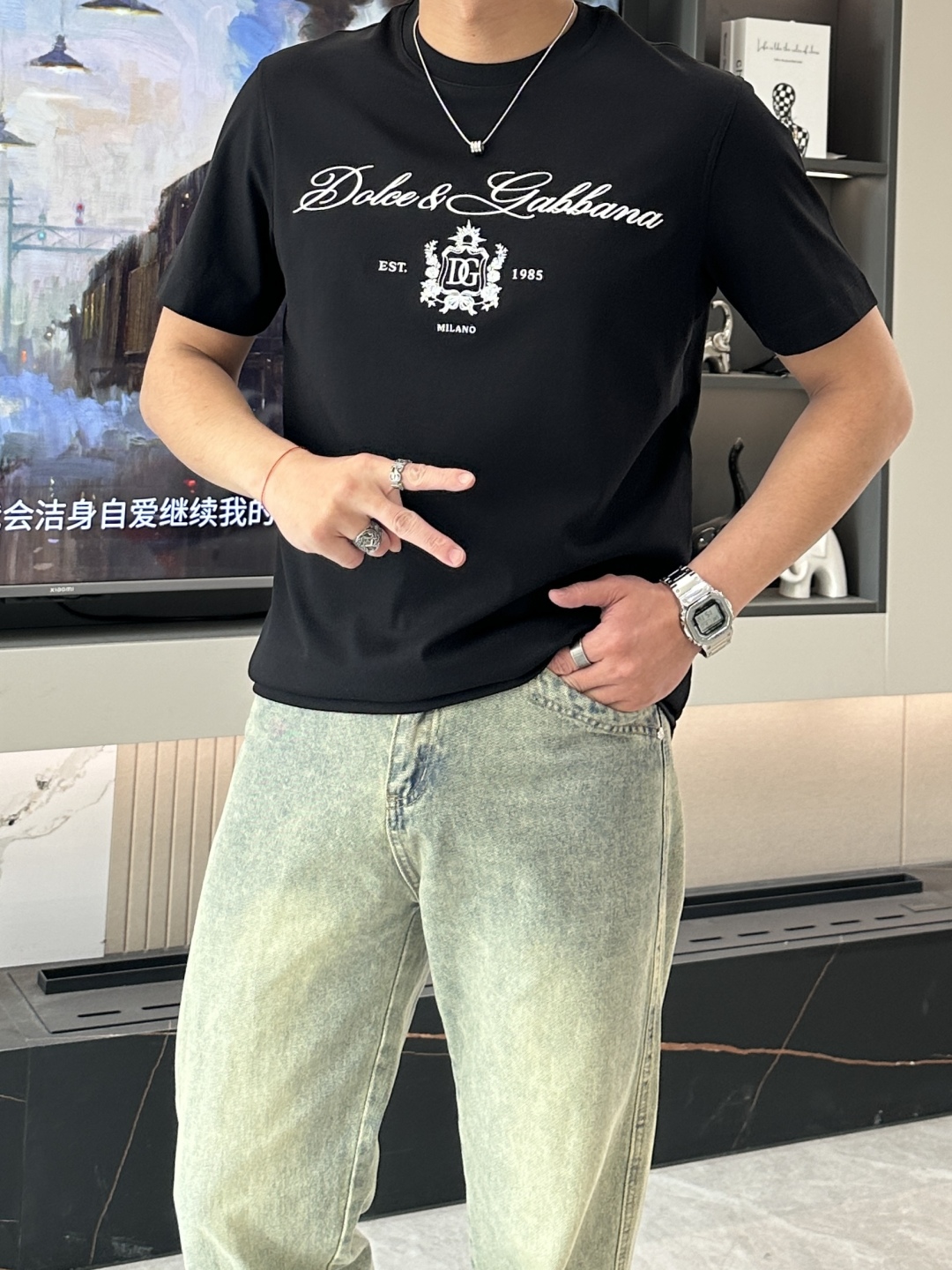 
DG 2025春夏新品，优选特定原版开发330支双股精棉平纹面料，上身挺阔舒适度佳，外穿内搭随意搭配，