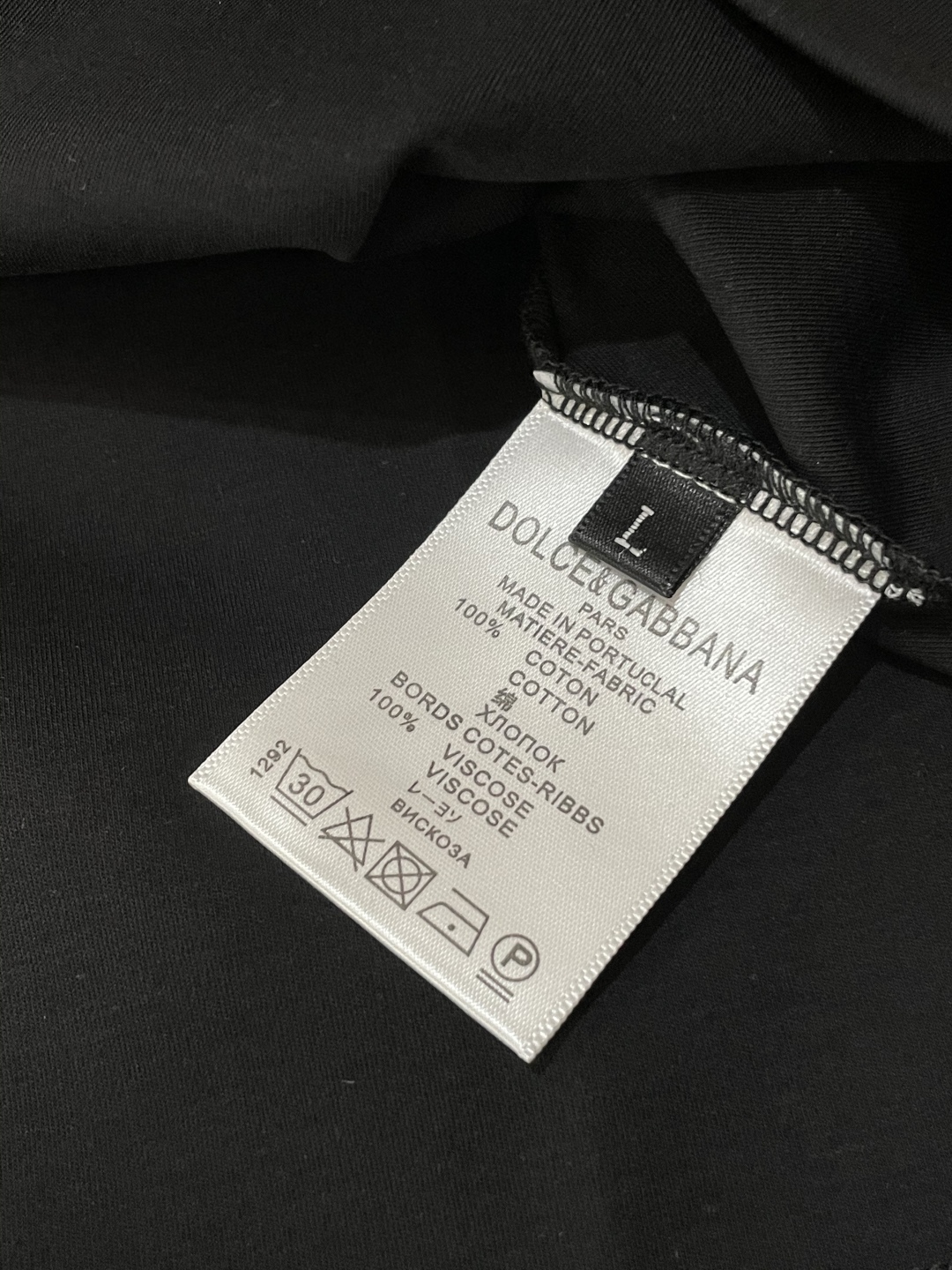
DG 2025春夏新品，优选特定原版开发330支双股精棉平纹面料，上身挺阔舒适度佳，外穿内搭随意搭配，