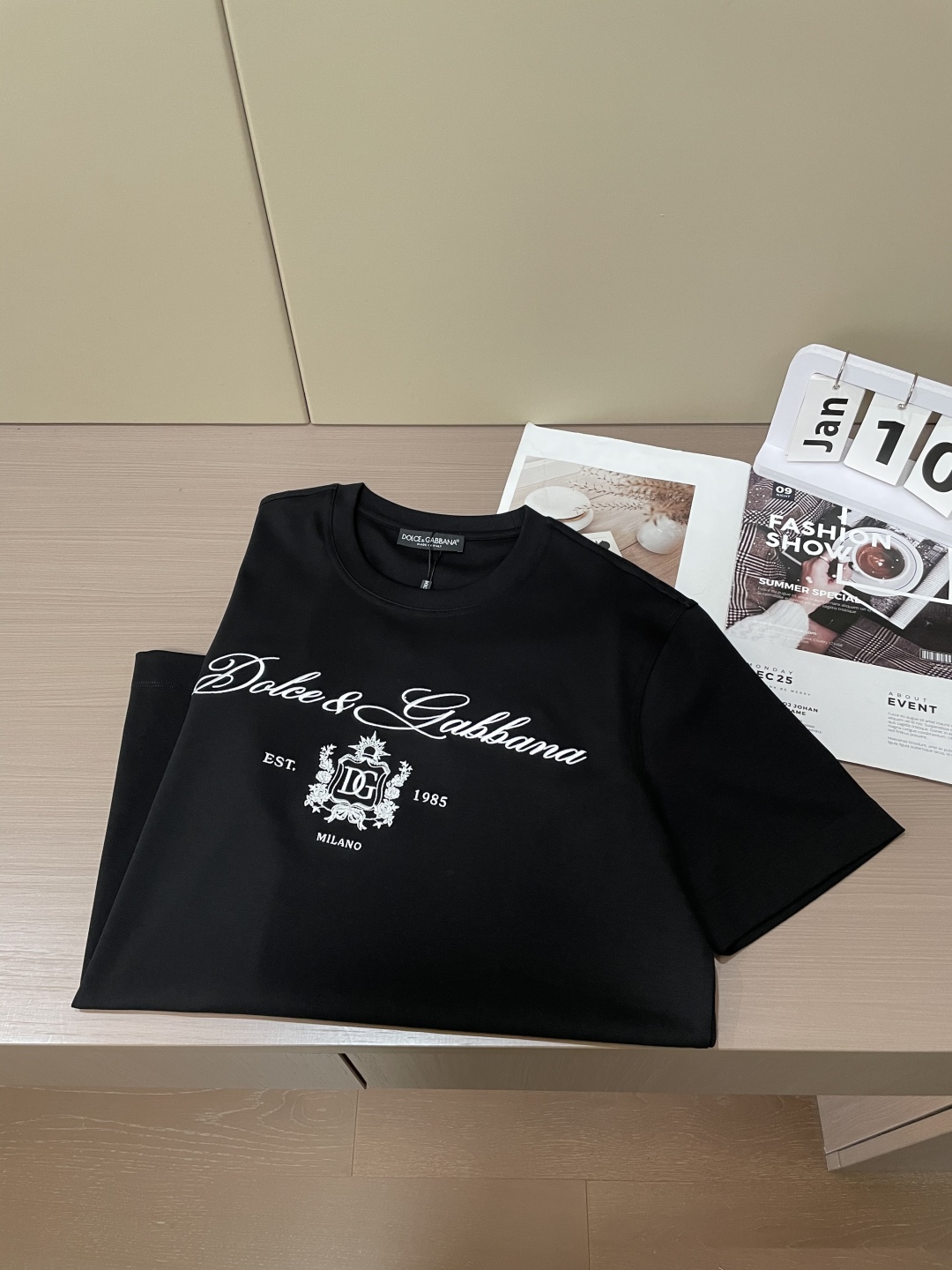 
DG 2025春夏新品，优选特定原版开发330支双股精棉平纹面料，上身挺阔舒适度佳，外穿内搭随意搭配，
