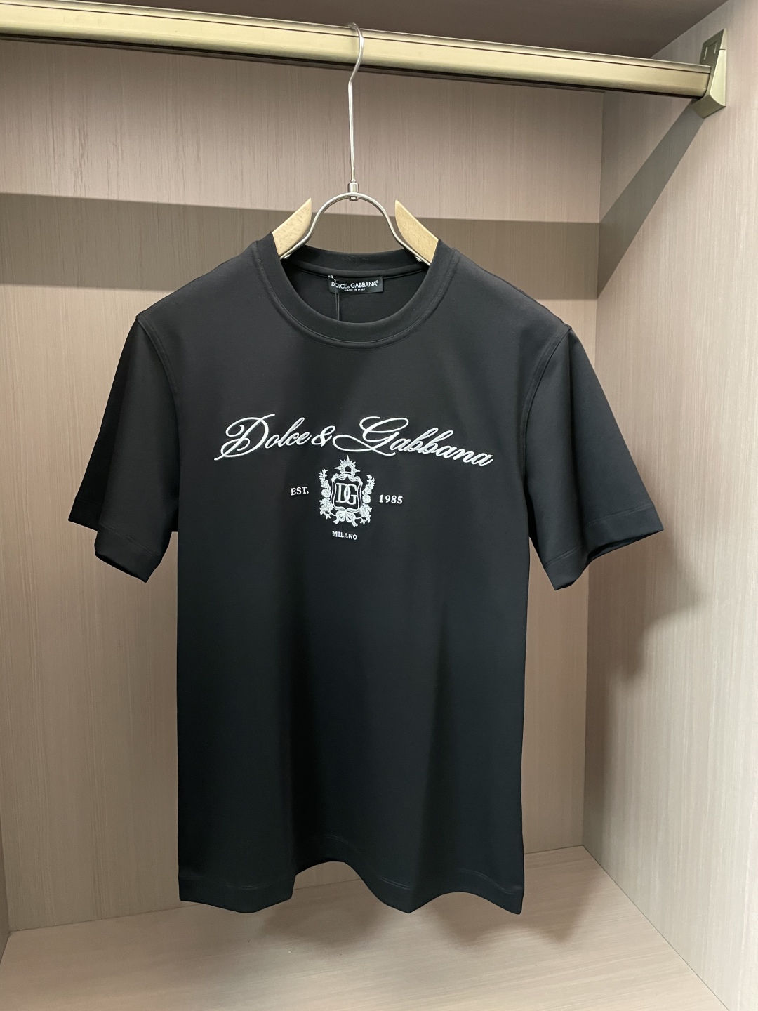 
DG 2025春夏新品，优选特定原版开发330支双股精棉平纹面料，上身挺阔舒适度佳，外穿内搭随意搭配，