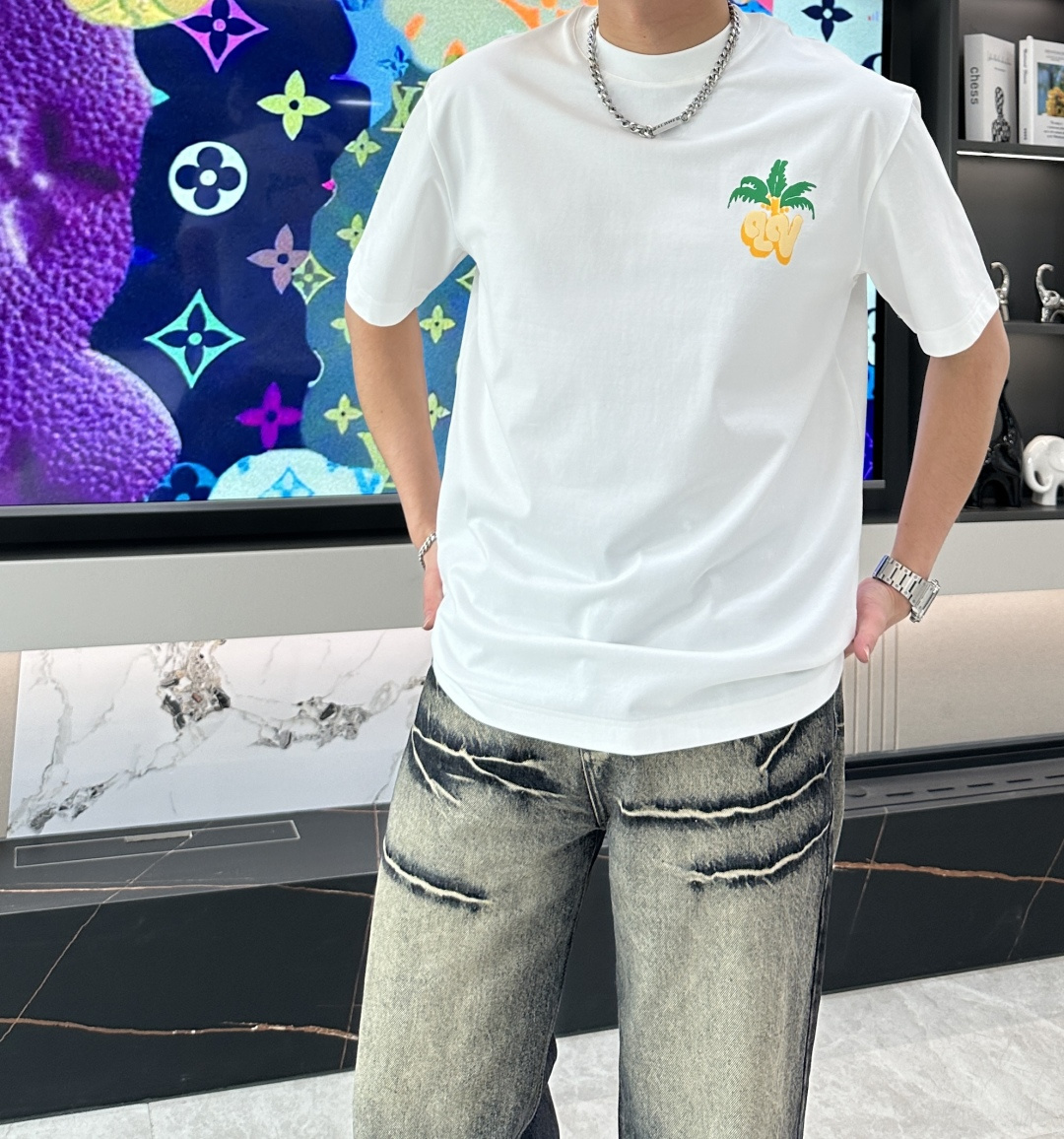 NO:134185,Lv 2025 spring and summer new style first-time counter latest short-sleeved round-neck T-shirt, high-end customization, avant-garde and fashionable design!  Brand logo heavy craft design, high-end customized mercerated cloud cotton fabric, soft feel, comfortable to wear, exquisite counter-level car line, fine workmanship, invincible and handsome upper body effect!  A must-have item for handsome men!  Color black white Number M-3XL, louis vuitton, T-shirt,tees, t-shirt,alexander wang19860909Lv 2025春夏新款首发专柜最新款短袖圆领T恤 高端订制 设计前卫时尚！品牌logo重工艺设计 高端定制丝光云朵棉面料.手感柔软.穿着舒适.专柜级别精致车线.做工精细.上身效果无敌帅气！型男必备单品！ 颜色黑色 白色 码数M-3XL,,louis vuitton,T-shirt,tees，t-shirt,alexander wang,Men's clothing