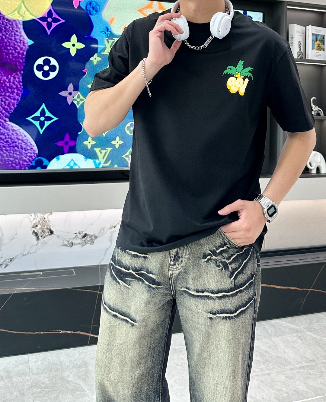 NO:134191,Lv 2025 spring and summer new style first-time counter latest short-sleeved round-neck T-shirt, high-end customization, avant-garde and fashionable design!  Brand logo heavy craft design, high-end customized mercerated cloud cotton fabric, soft feel, comfortable to wear, exquisite counter-level car line, fine workmanship, invincible and handsome upper body effect!  A must-have item for handsome men!  Color black white Number M-3XL, louis vuitton, T-shirt,tees, t-shirt,alexander wang19860909Lv 2025春夏新款首发专柜最新款短袖圆领T恤 高端订制 设计前卫时尚！品牌logo重工艺设计 高端定制丝光云朵棉面料.手感柔软.穿着舒适.专柜级别精致车线.做工精细.上身效果无敌帅气！型男必备单品！ 颜色黑色 白色 码数M-3XL,,louis vuitton,T-shirt,tees，t-shirt,alexander wang,Men's clothing