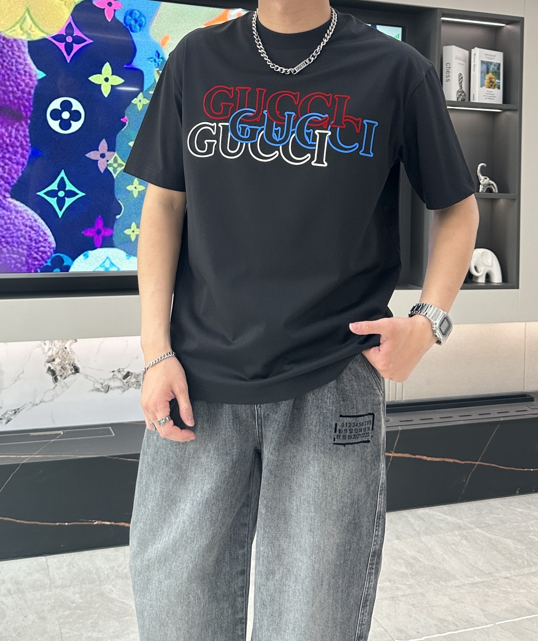 NO:134187,Gucc 2025 spring and summer new style first-time counter latest short-sleeved round-neck T-shirt, high-end customization, avant-garde and fashionable design!  Brand logo heavy craft design, high-end customized mercerated cloud cotton fabric, soft feel, comfortable to wear, exquisite counter-level car line, fine workmanship, invincible and handsome upper body effect!  A must-have item for handsome men!  Color black white Number M-3XL, gucci, T-shirt,tees, t-shirt,alexander wang19860909Gucc 2025春夏新款首发专柜最新款短袖圆领T恤 高端订制 设计前卫时尚！品牌logo重工艺设计 高端定制丝光云朵棉面料.手感柔软.穿着舒适.专柜级别精致车线.做工精细.上身效果无敌帅气！型男必备单品！ 颜色黑色 白色 码数M-3XL,,gucci,T-shirt,tees，t-shirt,alexander wang,Men's clothing