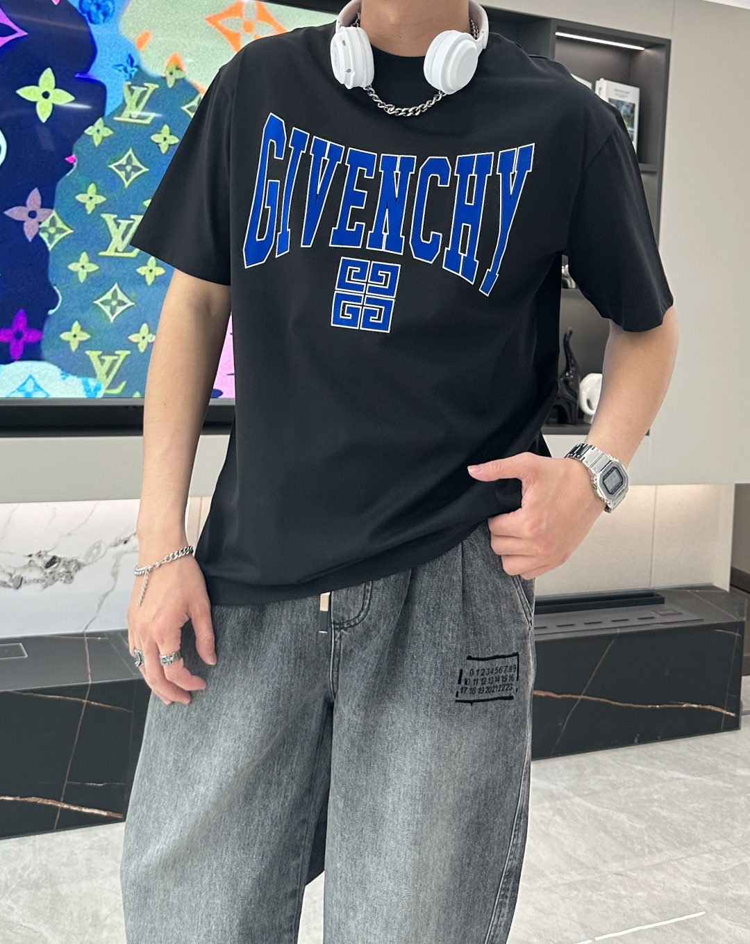 NO:134189,Givenchy's new spring and summer new style in the first counter, the latest short-sleeved round-neck T-shirt, high-end customization, avant-garde and fashionable design!  Brand logo heavy craft design, high-end customized mercerated cloud cotton fabric, soft feel, comfortable to wear, exquisite counter-level car line, fine workmanship, invincible and handsome upper body effect!  A must-have item for handsome men!  Color black white Number M-3XL, given, T-shirt,tees,t-shirt,alexander wang19860909纪梵希 2025春夏新款首发专柜最新款短袖圆领T恤 高端订制 设计前卫时尚！品牌logo重工艺设计 高端定制丝光云朵棉面料.手感柔软.穿着舒适.专柜级别精致车线.做工精细.上身效果无敌帅气！型男必备单品！ 颜色黑色 白色 码数M-3XL,,givenchy,T-shirt,tees，t-shirt,alexander wang,Men's clothing