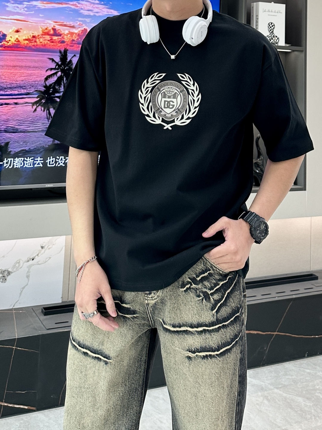 NO:121472,DG 2025 spring and summer new style first-time counter latest short-sleeved round-neck T-shirt, the same style on the official website, high-end customization, avant-garde and fashionable design!  Brand logo heavy craftsmanship design, high-end pure cotton fabric, soft feel, comfortable to wear, exquisite counter-level car line, fine workmanship, invincible and handsome upper body effect!  A must-have item for handsome men!  Code number M-3XL (2 codes larger), Dolce & Gabbana, T-shirt, tees, t-shirt, alexander wang19860909DG 2025春夏新款首发专柜最新款短袖圆领T恤 官网同款 高端订制 设计前卫时尚！品牌logo重工艺设计 高端定纯棉面料.手感柔软.穿着舒适.专柜级别精致车线.做工精细.上身效果无敌帅气！型男必备单品！ 码数M-3XL (偏大2个码）,,Dolce&Gabbana,T-shirt,tees，t-shirt,alexander wang,Men's clothing