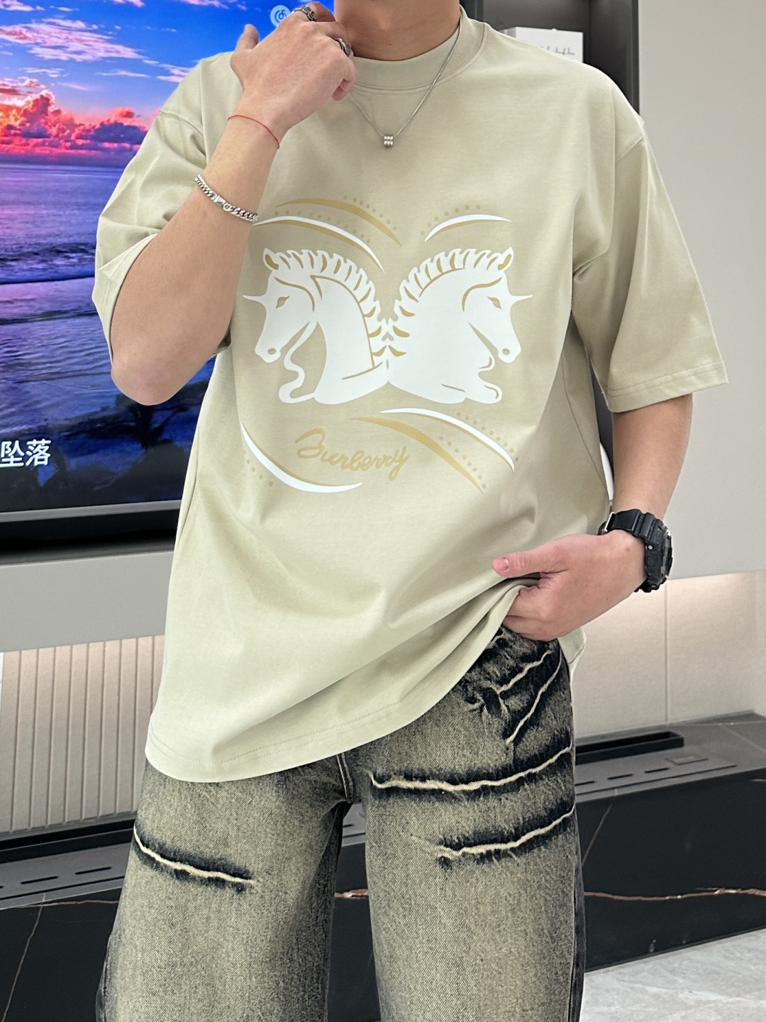 NO:121475,H 2025 spring and summer new style first-time counter latest short-sleeved round-neck T-shirt, the same style on the official website, high-end customization, avant-garde and fashionable design!  Brand logo heavy craftsmanship design, high-end pure cotton fabric, soft feel, comfortable to wear, exquisite counter-level car line, fine workmanship, invincible and handsome upper body effect!  A must-have item for handsome men!  Code number M-3XL (2 codes larger), T-shirt,tees,t-shirt,alexander wang19860909H 2025春夏新款首发专柜最新款短袖圆领T恤 官网同款 高端订制 设计前卫时尚！品牌logo重工艺设计 高端定纯棉面料.手感柔软.穿着舒适.专柜级别精致车线.做工精细.上身效果无敌帅气！型男必备单品！ 码数M-3XL (偏大2个码）,,T-shirt,tees，t-shirt,alexander wang,Men's clothing