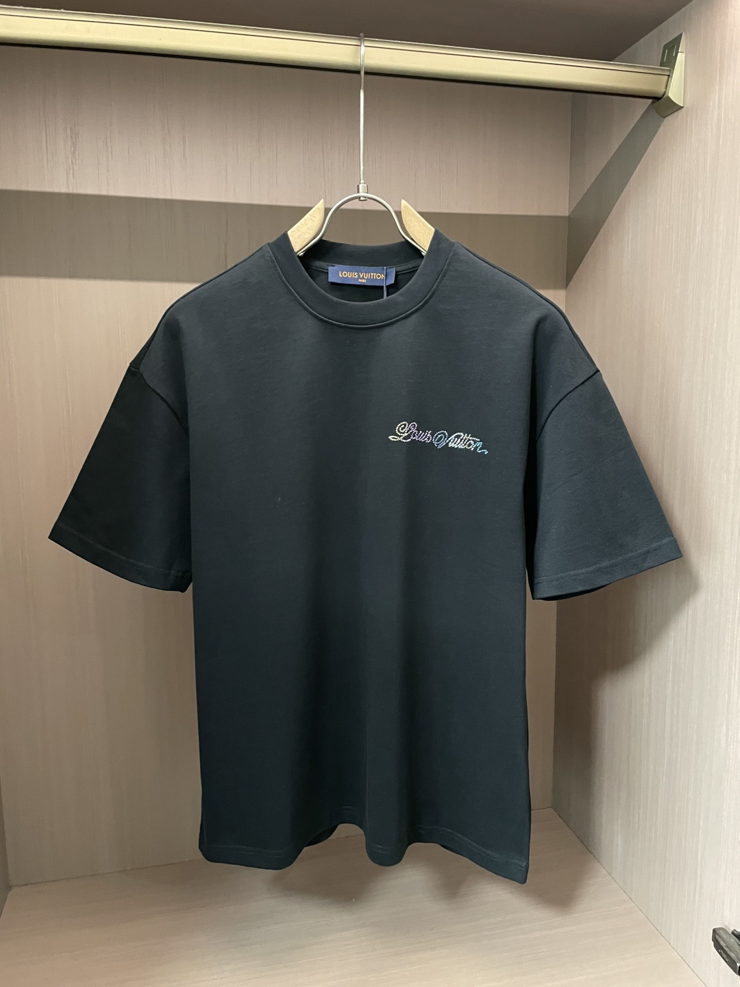 NO:121481,Lv 2025 spring and summer new product, with a specific original version of 330 double-strand cotton plain fabric, with wide upper body and good comfort, casually matched with the outside and the inner one, the same size for men and women. Size s-XXL,,louis vuitton,alexander wang19860909Lv 2025春夏新品,优选特定原版开发330支双股精棉平纹面料,上身挺阔舒适度佳,外穿内搭随意搭配,男女同款 尺码s-XXL,,louis vuitton,alexander wang,Men's clothing