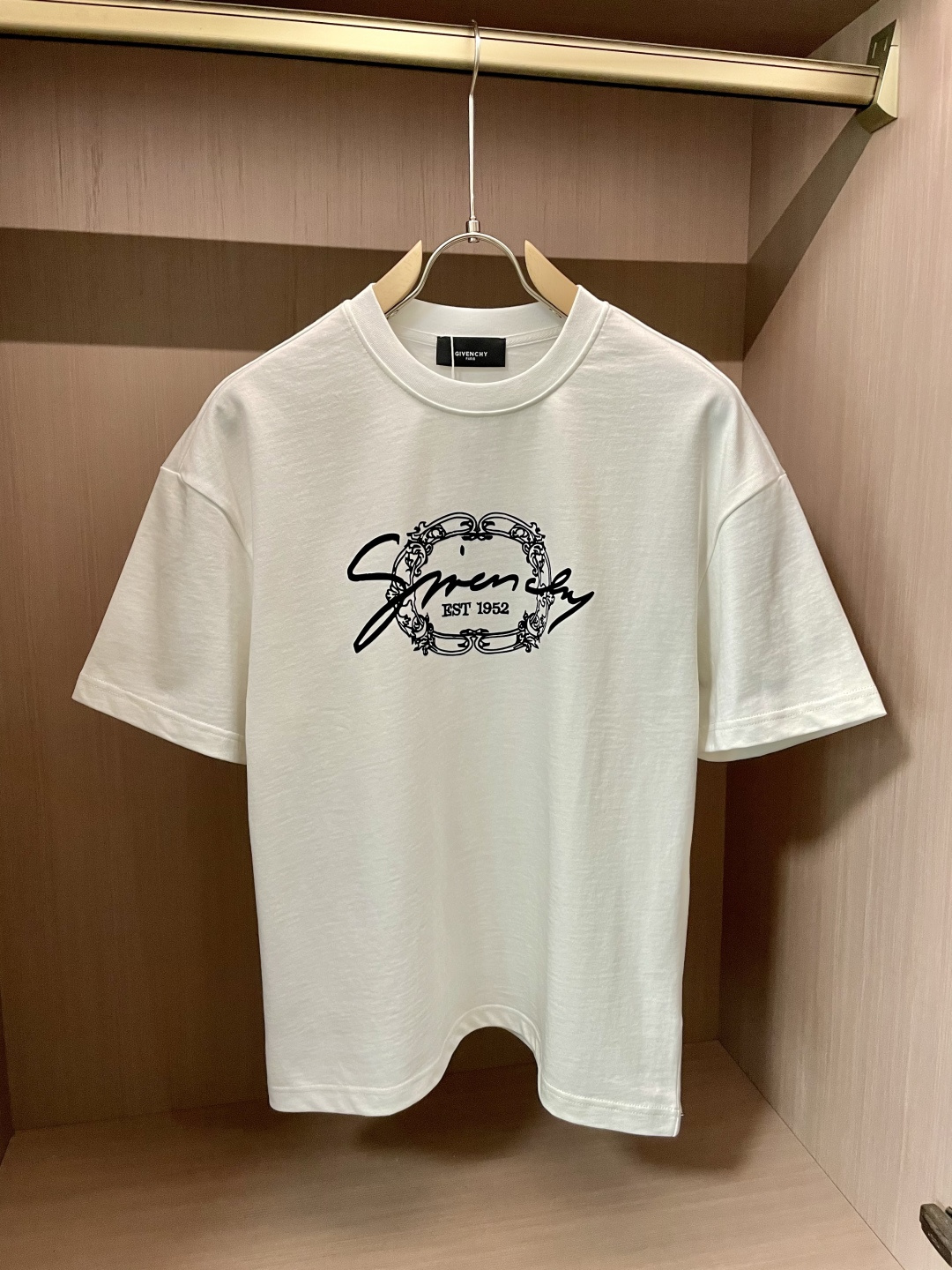 NO:121484,Givenchy's new spring and summer products in 2025, with a specific original version of 330 double-stranded cotton plain fabrics, with wide upper body and comfortable, casually matched with the outside and the inner ones, the same size as men and women. Size s-XXL, given, alexander wang19860909纪梵希 2025春夏新品,优选特定原版开发330支双股精棉平纹面料,上身挺阔舒适度佳,外穿内搭随意搭配,男女同款 尺码s-XXL,,givenchy,alexander wang,Men's clothing