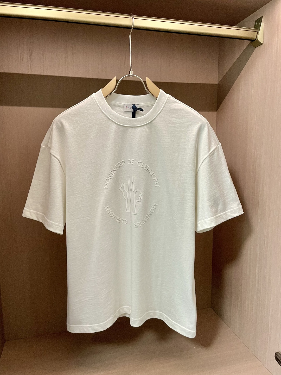 NO:121489,The new product of 2025 spring and summer, the original version is preferred to develop 330 double-strand cotton plain fabric, the upper body is wide and comfortable, and the outside and the inner wear are casually matched, the same style as men and women. Size s-XXL, Moncler, alexander wang19860909蒙口 2025春夏新品,优选特定原版开发330支双股精棉平纹面料,上身挺阔舒适度佳,外穿内搭随意搭配,男女同款 尺码s-XXL,,Moncler,alexander wang,Men's clothing