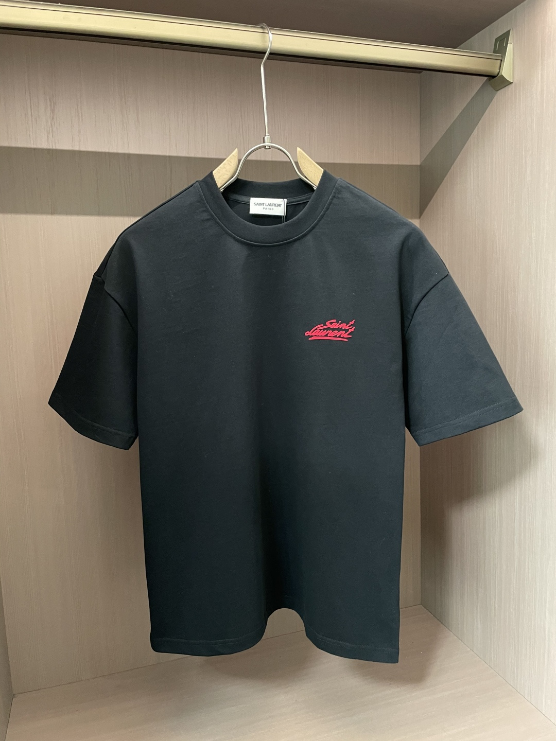 NO:121494,Saint Laurent 2025 spring and summer new product, with a specific original version of 330 double-strand cotton plain fabric, with wide upper body and good comfort, casually matched with the outside and the inner one, the same size for men and women. Size s-XXL, saint laurent, alexander wang19860909圣罗兰 2025春夏新品,优选特定原版开发330支双股精棉平纹面料,上身挺阔舒适度佳,外穿内搭随意搭配,男女同款 尺码s-XXL,,saint laurent,alexander wang,Men's clothing