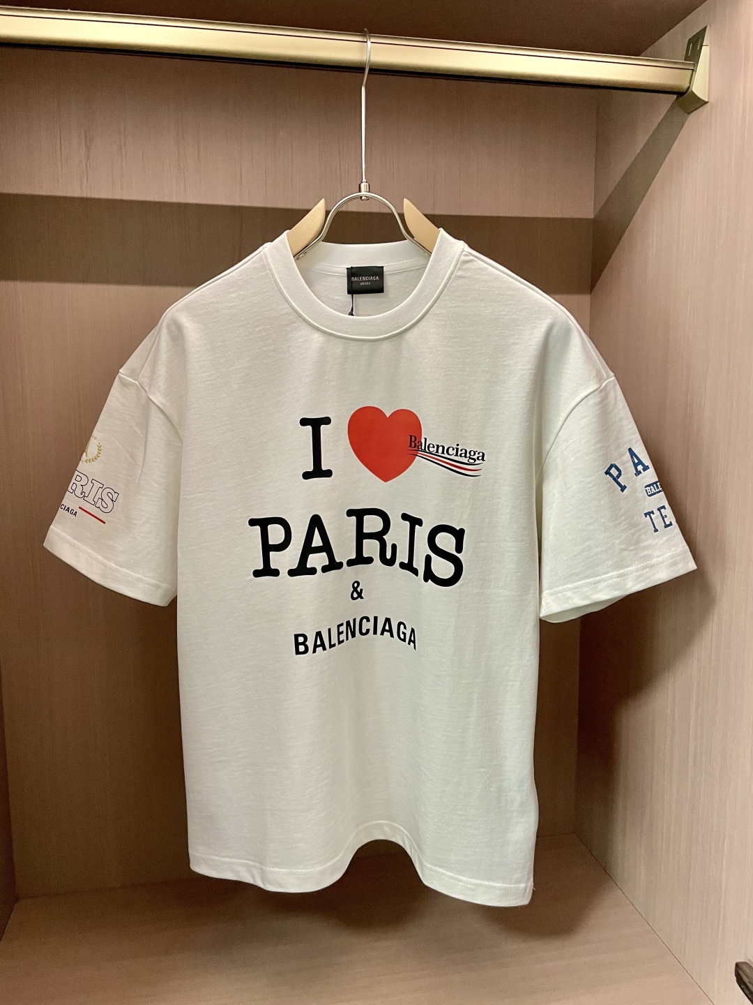 NO:121496,Balenciaga 2025 spring and summer new product, with 330 double-strand cotton plain fabrics, with wide upper body and comfortable, casually matched with the outside and the inner ones, the same size for men and women. Size s-XXL,,balenciaga,alexander wang19860909巴黎世家 2025春夏新品,优选特定原版开发330支双股精棉平纹面料,上身挺阔舒适度佳,外穿内搭随意搭配,男女同款 尺码s-XXL,,balenciaga,alexander wang,Men's clothing