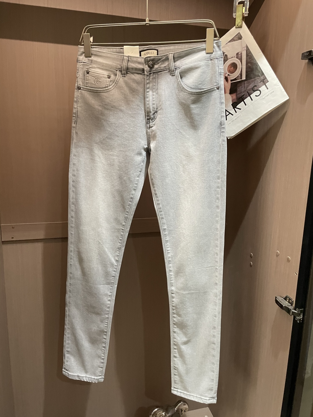 NO:121498,Gucc counter latest same style of jeans, fabric style and workmanship are excellent. It is easy to wear but not picky about body shape. There are no restrictions on matching. It can set off other items in a simple way to show your style and posture~ You can match any style of items, match them with various T-shirts/shirts, knitted jackets, and you don’t have to worry about matching when going out on a daily basis. Size 29-38,,gucci,jeans,jackets & coats,shirts,tees,t-shirt,alexander wang19860909Gucc 专柜最新同款牛仔裤 面料版型做工绝绝子 好穿不挑身材在搭配上没有太多的限制 随意简洁的衬托其他单品,来展现自己的风格姿态～ 可以百搭任何风格的单品,搭配各种T恤／衬衫,针织外套都可,日常外出不必再为搭配而烦恼了 尺码 29-38,,gucci,jeans,jackets & coats,shirts,tees，t-shirt,alexander wang,Men's clothing