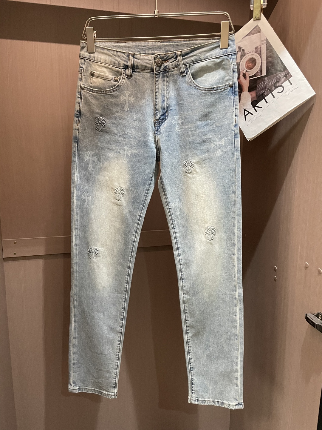 NO:121500,Croxin The latest style of jeans in the counter, the fabric style is absolutely craftsmanship, easy to wear, not picky about body shape, there is no limit on matching, casual and simple set off other items to show your style and posture~ You can match any style of items, match with various T-shirts/shirts, knitted jackets, you don’t have to worry about matching on your daily trip Size 29-38,,chrome hearts, jeans, jackets & coats,shirts,tees, t-shirt,alexander wang19860909克罗心 专柜最新同款牛仔裤 面料版型做工绝绝子 好穿不挑身材在搭配上没有太多的限制 随意简洁的衬托其他单品,来展现自己的风格姿态～ 可以百搭任何风格的单品,搭配各种T恤／衬衫,针织外套都可,日常外出不必再为搭配而烦恼了 尺码 29-38,,chrome hearts,jeans,jackets & coats,shirts,tees，t-shirt,alexander wang,Men's clothing