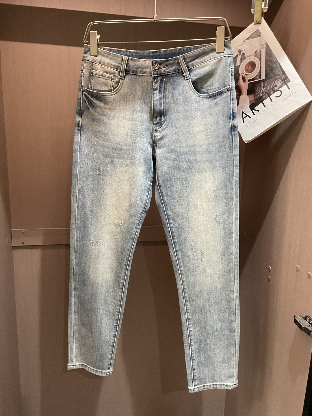 NO:121502,Dior counter has the latest same style of jeans. The fabric style is excellent. It is easy to wear and not pick on the figure. There are no restrictions on matching. It can set off other items in a simple way to show your style and posture~ You can match any style of items, match them with various T-shirts/shirts and knitted jackets. You don’t have to worry about matching when going out on a daily basis. Size 29-38,,dior,jeans,jackets & coats,shirts,tees,t-shirt,alexander wang19860909Dior  专柜最新同款牛仔裤 面料版型做工绝绝子 好穿不挑身材在搭配上没有太多的限制 随意简洁的衬托其他单品,来展现自己的风格姿态～ 可以百搭任何风格的单品,搭配各种T恤／衬衫,针织外套都可,日常外出不必再为搭配而烦恼了 尺码 29-38,,dior,jeans,jackets & coats,shirts,tees，t-shirt,alexander wang,Men's clothing