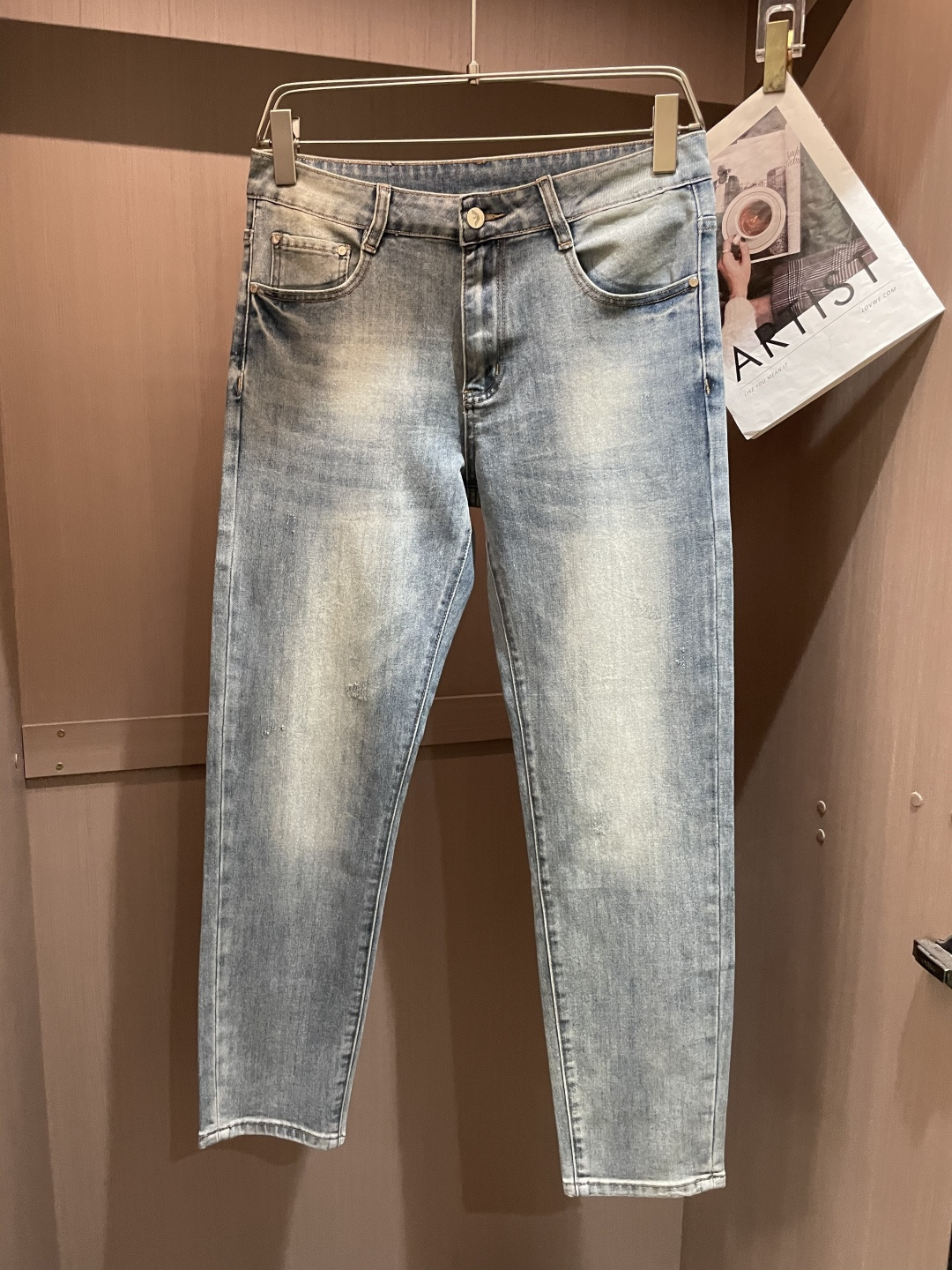 NO:121504,Armani The latest style of jeans in the counter, the fabric style is absolutely craftsmanship, it is easy to wear but not picky about the figure, there is no limit on matching, and it is casual and simple to set off other items to show your style and posture~ You can match any style of items, match with various T-shirts/shirts, knitted jackets, and you don’t have to worry about matching when going out on a daily basis. Size 29-38,,armani,jeans,jackets & coats,shirts,tees,t-shirt,alexander wang19860909阿玛尼  专柜最新同款牛仔裤 面料版型做工绝绝子 好穿不挑身材在搭配上没有太多的限制 随意简洁的衬托其他单品,来展现自己的风格姿态～ 可以百搭任何风格的单品,搭配各种T恤／衬衫,针织外套都可,日常外出不必再为搭配而烦恼了 尺码 29-38,,armani,jeans,jackets & coats,shirts,tees，t-shirt,alexander wang,Men's clothing