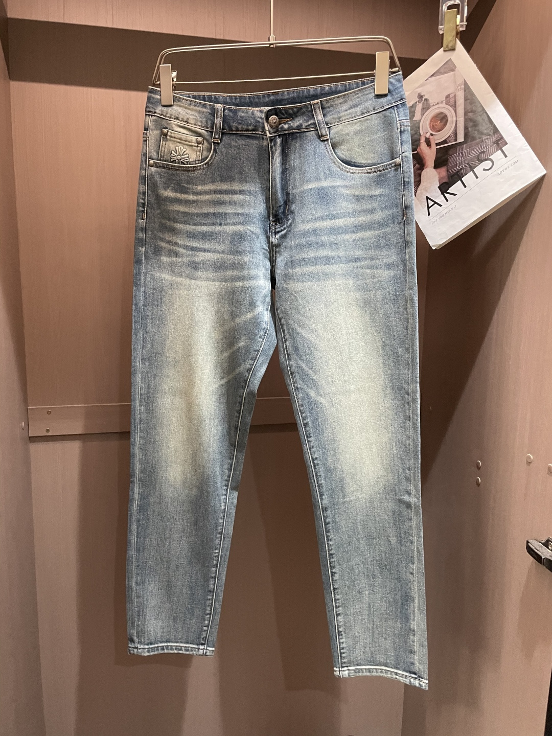 NO:121506,Croxin The latest style of jeans in the counter, the fabric style is absolutely craftsmanship, it is easy to wear but not picky about the figure, there is no limit on matching, and it is casual and simple to set off other items to show your style and posture~ You can match any style of items, match with various T-shirts/shirts, knitted jackets, and you don’t have to worry about matching when going out on a daily basis. Size 29-38,,chrome hearts, jeans, jackets & coats,shirts,tees, t-shirt,alexander wang19860909克罗心  专柜最新同款牛仔裤 面料版型做工绝绝子 好穿不挑身材在搭配上没有太多的限制 随意简洁的衬托其他单品,来展现自己的风格姿态～ 可以百搭任何风格的单品,搭配各种T恤／衬衫,针织外套都可,日常外出不必再为搭配而烦恼了 尺码 29-38,,chrome hearts,jeans,jackets & coats,shirts,tees，t-shirt,alexander wang,Men's clothing