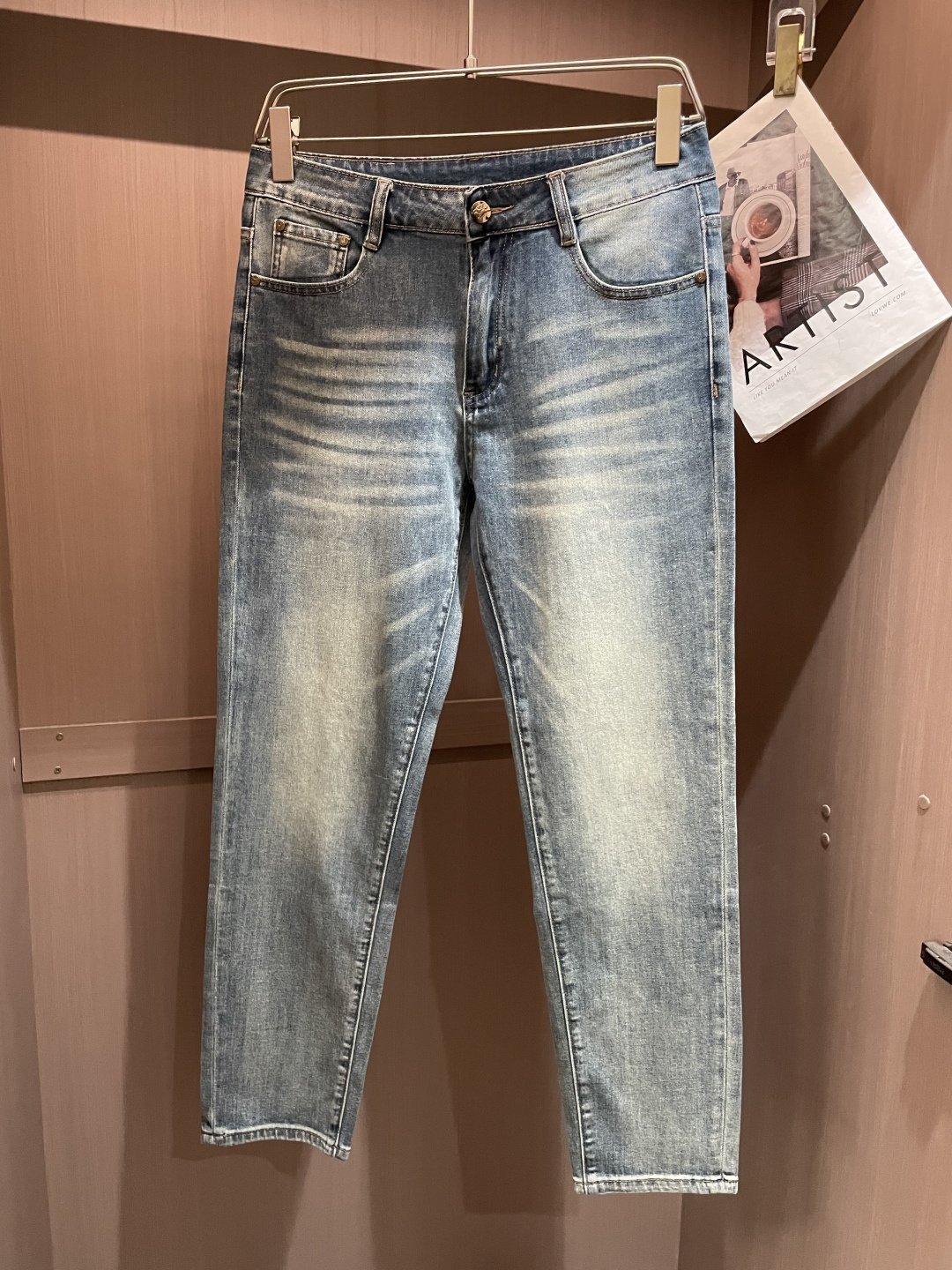 NO:121508,Bur the latest style of jeans in the counter. The fabric style is absolutely craftsmanship. It is easy to wear and not pick on the figure. There are no restrictions on matching. It can set off other items in a simple way to show your style and posture~ You can match any style of items, match them with various T-shirts/shirts and knitted jackets. You don’t have to worry about matching when going out on a daily basis. Size 29-38,,burberry,jeans,jackets & coats,shirts,tees,t-shirt,alexander wang19860909Bur  专柜最新同款牛仔裤 面料版型做工绝绝子 好穿不挑身材在搭配上没有太多的限制 随意简洁的衬托其他单品,来展现自己的风格姿态～ 可以百搭任何风格的单品,搭配各种T恤／衬衫,针织外套都可,日常外出不必再为搭配而烦恼了 尺码 29-38,,burberry,jeans,jackets & coats,shirts,tees，t-shirt,alexander wang,Men's clothing