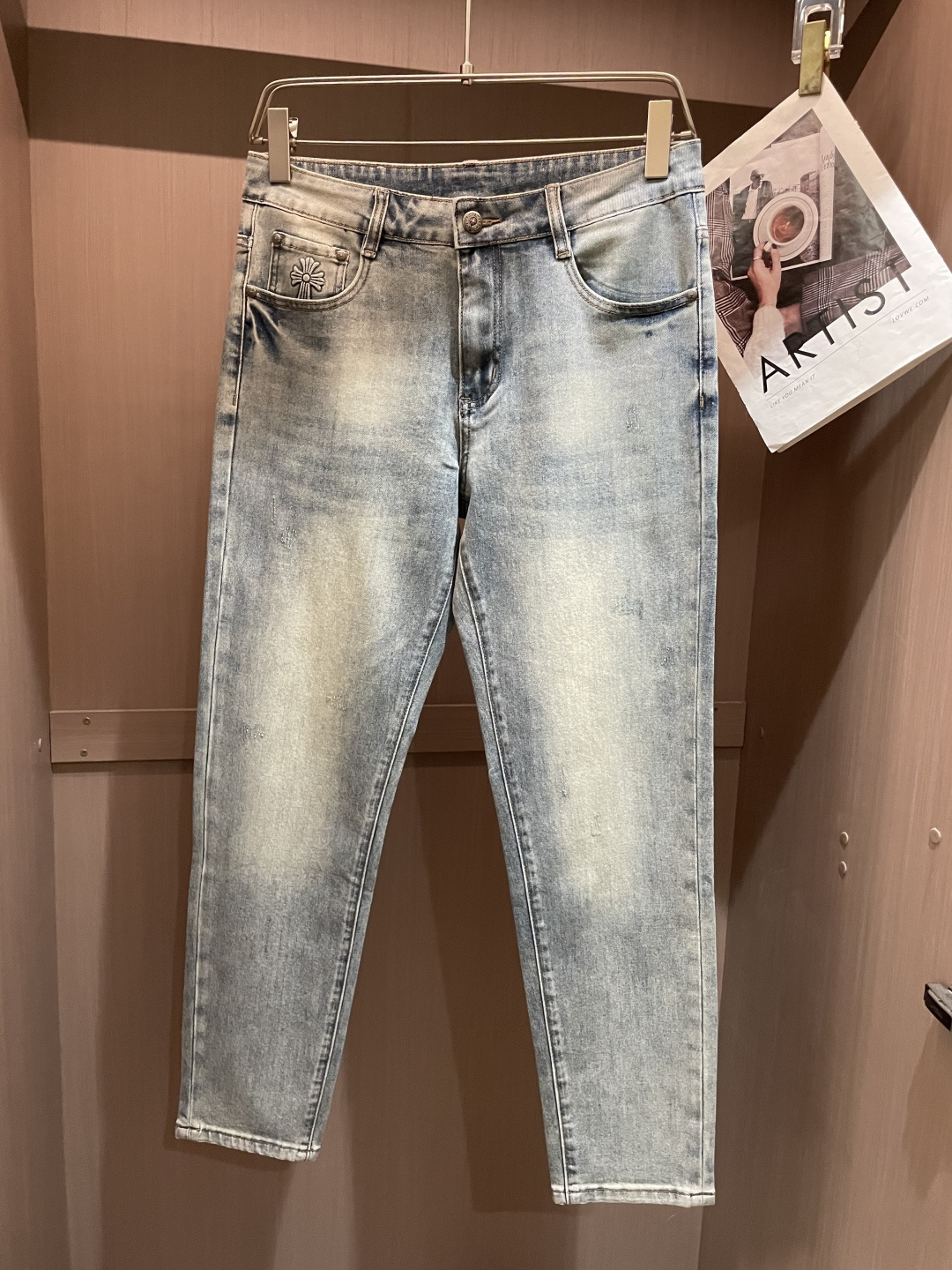 NO:121510,Croxin The latest style of jeans in the counter, the fabric style is absolutely craftsmanship, it is easy to wear but not picky about the figure, there is no limit on matching, and it is casual and simple to set off other items to show your style and posture~ You can match any style of items, match with various T-shirts/shirts, knitted jackets, and you don’t have to worry about matching when going out on a daily basis. Size 29-38,,chrome hearts, jeans, jackets & coats,shirts,tees, t-shirt,alexander wang19860909克罗心 专柜最新同款牛仔裤 面料版型做工绝绝子 好穿不挑身材在搭配上没有太多的限制 随意简洁的衬托其他单品,来展现自己的风格姿态～ 可以百搭任何风格的单品,搭配各种T恤／衬衫,针织外套都可,日常外出不必再为搭配而烦恼了 尺码 29-38,,chrome hearts,jeans,jackets & coats,shirts,tees，t-shirt,alexander wang,Men's clothing