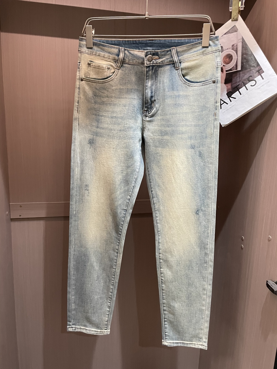 NO:121512,Loewe The latest style of jeans in the counter, the fabric is extremely craftsmanship, and it is easy to wear but not picky about the figure. There are no restrictions on matching. You can set off other items in a simple way to show your style and posture~ You can match any style of items, match them with various T-shirts/shirts, knitted jackets, and you don’t have to worry about matching when going out on a daily basis. Size 29-38,,loewe,jeans,jackets & coats,shirts,tees,t-shirt,alexander wang19860909Loewe  专柜最新同款牛仔裤 面料版型做工绝绝子 好穿不挑身材在搭配上没有太多的限制 随意简洁的衬托其他单品,来展现自己的风格姿态～ 可以百搭任何风格的单品,搭配各种T恤／衬衫,针织外套都可,日常外出不必再为搭配而烦恼了 尺码 29-38,,loewe,jeans,jackets & coats,shirts,tees，t-shirt,alexander wang,Men's clothing