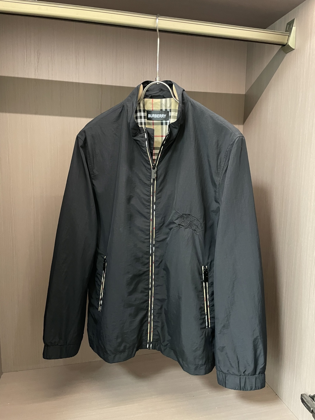 NO:130286,Bur men's casual jacket. The design changes of the early spring new style and structural tailoring show the diverse image changes of men, slim and neat, and the tailoring is integrated to meet the popular multi-layered outfits nowadays, highlighting the brand's charming fashion taste, and the detailed design is indifferent. The short style is matched with a slightly cloaked ribbed hem design, and the twill fabric is hard and straightened to maintain the styling, neat, clean and easy to lengthen the body proportions. Size M-XXXl, burberry, jackets & coats, jackets & coats, alexander wang19860909Bur 男士休闲夹克外套.早春新款、结构性剪裁的设计改变来展现男士多样的形象变化,修身利落、剪裁合体,满足时下正流行的多层次穿搭,彰显出品牌迷人魅力的时尚品味,细节设计显闷骚.短款版型搭配微收罗纹下摆设计,斜纹面料硬挺属性保持造型感,利落干净轻松拉长身体比例. 尺码M-XXXl,,burberry,jackets & coats,jackets & coats,alexander wang,Men's clothing