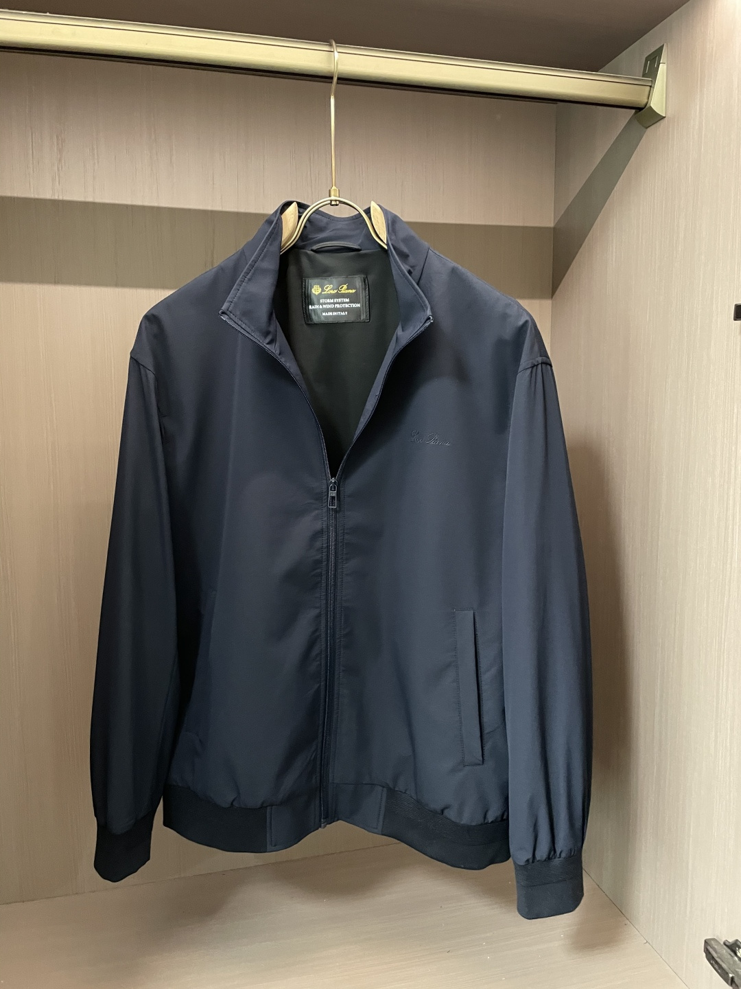 NO:130288,Loro Piana windbreaker collar jacket, a duo of elegance and comfort. LP has launched a new item with excellent styling, using comfortable and high-quality cotton fabrics to create a windproof and waterproof texture while also soft and skin-friendly, breathable, allowing you to enjoy fashion while also feeling unparalleled comfort. Exquisite design is the beauty of details. Every detail on the jacket has been carefully crafted. From the exquisite zipper elements to the eye-catching custom 50-filament brand logo labels, all show Nuo Pianya's ultimate pursuit of quality. The classic style has been upgraded. This jacket fills the fashion sense and versatility with its unique stand-alone trench coat style. The waist with elastic and adjustable hem and double-layer shawls on the back are the finishing touch. It should definitely become a must-have item in your wardrobe. Whether it is paired with casual pants or jeans, it can easily create a stylish and stylish look, making your wardrobe shine new. Number 48-56 (M-3XL), loro piana, loro piana, jeans, jackets & coats, jackets & coats, shawls, alexander wang19860909Loro Piana 风衣领夹克外套,优雅与舒适的双重奏 LP推出新单品绝佳的造型感,选用舒适高品质綿面料,缔造出防风防水的质感的同时也柔软亲肤,透气性好,让你在享受时尚的同时,也能感受到无与伦比的舒适体验. 精致设计才是细节之美,夹克上的每一处细节都经过精心雕琢,从精致的拉链元素到醒目的订制50细丝品牌logo的标签,无不彰显出诺悠翩雅对品质的极致追求. 经典款式再做造型升级,这款夹克以其独特的立领风衣款式填补了时尚感和百搭性,下摆松紧调节的腰身,后背做双层披肩的设计可谓是点睛之笔,绝对应该成为你衣橱中的必备单品.无论是搭配休闲裤还是牛仔裤,都能轻松打造出既时尚又不失格调的造型,让你的衣橱焕发新的光彩. 码数48-56（M-3XL）,,loro piana,loro piana,jeans,jackets & coats,jackets & coats,shawls,alexander wang,Men's clothing