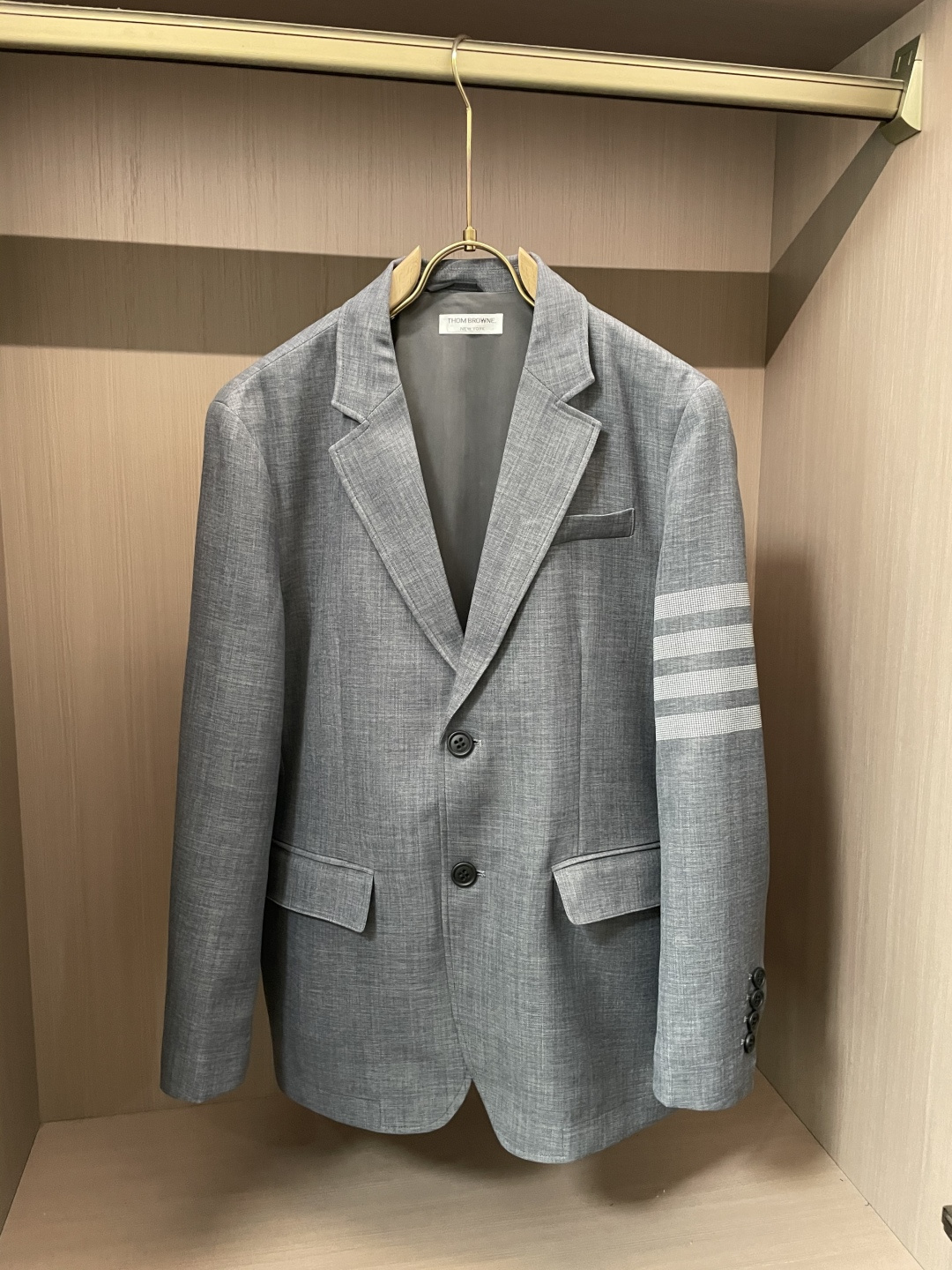 NO:130290,TB 2025 fashion new suit jacket Foreign trade company order Simple casual suit jacket, imported top-grade fabric, luxurious classic custom elements design is straight and draped, the whole piece of clothing is neat and smooth, all accessories are top-grade accessories without any picky places, such a jacket is often worn Size 48-56, Jackets & coats, business suit, alexander wang19860909TB 2025时尚新品西服外套 外贸公司订单 简约休闲西装外套,进口顶级面料,奢华经典定制元素设计笔挺垂感十足,整件衣服车工走线整齐平整,所有附料都是顶级配件无任何有挑剔的地方 这样的一件外套属于常备常穿的 尺码48-56,,jackets & coats,business suit,alexander wang,Men's clothing