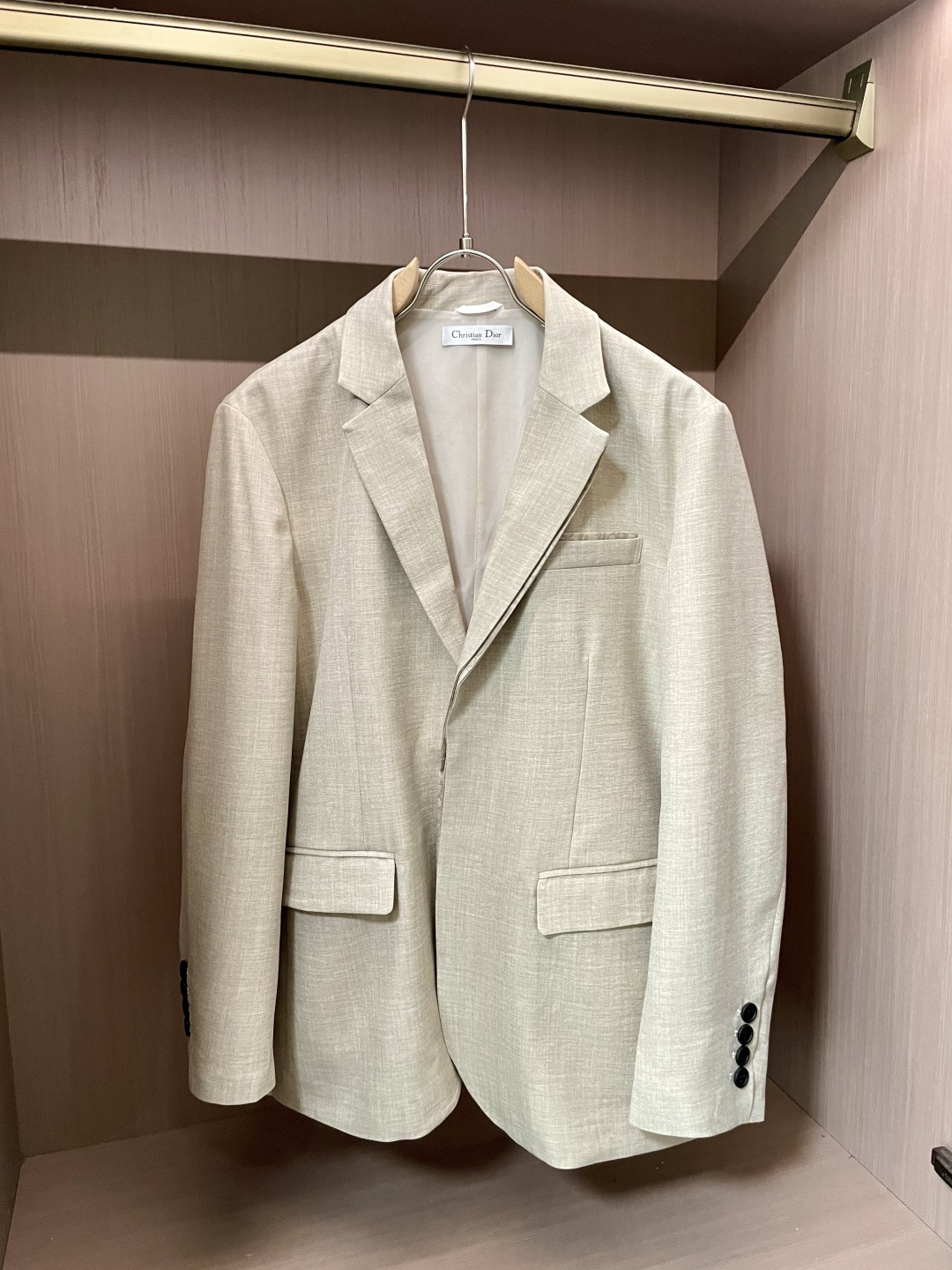 NO:130292,Dior 2025 fashion new suit jacket Foreign trade company order Simple casual suit jacket, imported top-grade fabric, luxurious classic custom elements design is straight and draped, the whole piece of clothing is neat and smooth, all accessories are top-grade accessories without any picky places, such a jacket is often worn Size 48-56, Dior, Jackets & coats, business suit, alexander wang19860909Dior 2025时尚新品西服外套 外贸公司订单 简约休闲西装外套,进口顶级面料,奢华经典定制元素设计笔挺垂感十足,整件衣服车工走线整齐平整,所有附料都是顶级配件无任何有挑剔的地方 这样的一件外套属于常备常穿的 尺码48-56,,dior,jackets & coats,business suit,alexander wang,Men's clothing