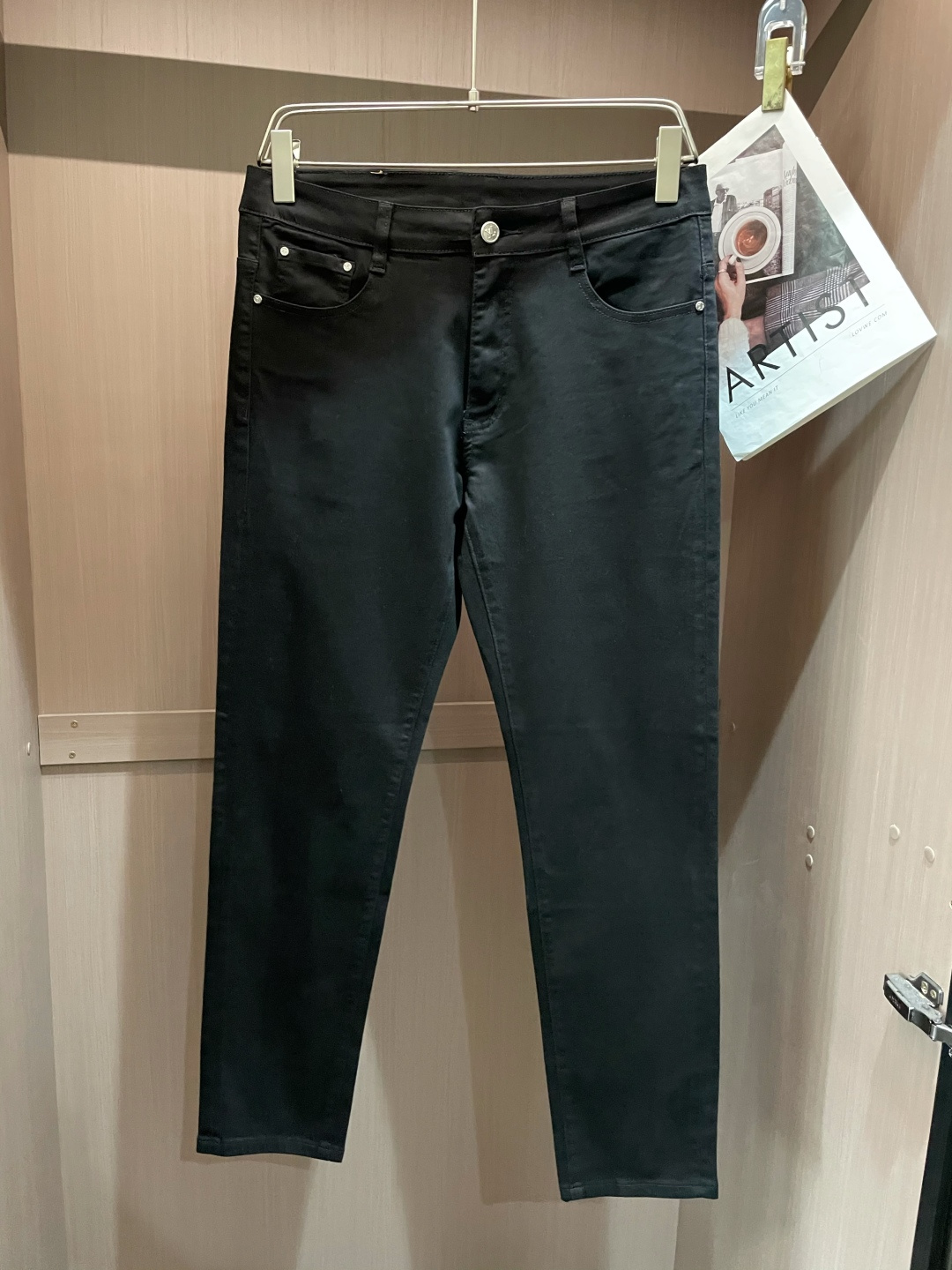 NO:130295,Spring and Summer 2025 Lv casual jeans modern straight slim tailoring design, which can easily match clothes and set off modern and timeless fashion. Denim original color cotton denim fabric woven production. The top washing process makes the texture look durable, soft and delicate, and the color has a modern and fashionable sense of denim aesthetics, comfortable and versatile. Classic five bags add a fashionable effect. The fresh and natural washing color reveals the classic atmosphere all the time. Selvedge is neat and meticulous, and the inner edge is closed and delicate. The leather embossed logo original metal button highlights the quality advantages. Size 29-38,,Dolce & Gabbana,louis vuitton,jeans,alexander wang198609092025年春夏 Lv 休闲牛仔裤 现代直筒修身剪裁型格设计,可轻松搭配衣物,衬托现代隽永时尚. Denim原色棉质牛仔面料梭织生产.顶尖的水洗工艺让质感达到耐看效果,柔软细腻不硬梆,色泽拥有丹宁美学的现代时尚感,舒适百搭. 经典五袋平添时尚效果.清新自然的水洗色彩无时无刻不透露着经典气息. Selvedge缉面线工整细致,内里包边封锁细腻完美.皮革压纹标识原厂金属钮扣凸显品质优势. 尺码 29-38,,Dolce&Gabbana,louis vuitton,jeans,alexander wang,Men's clothing