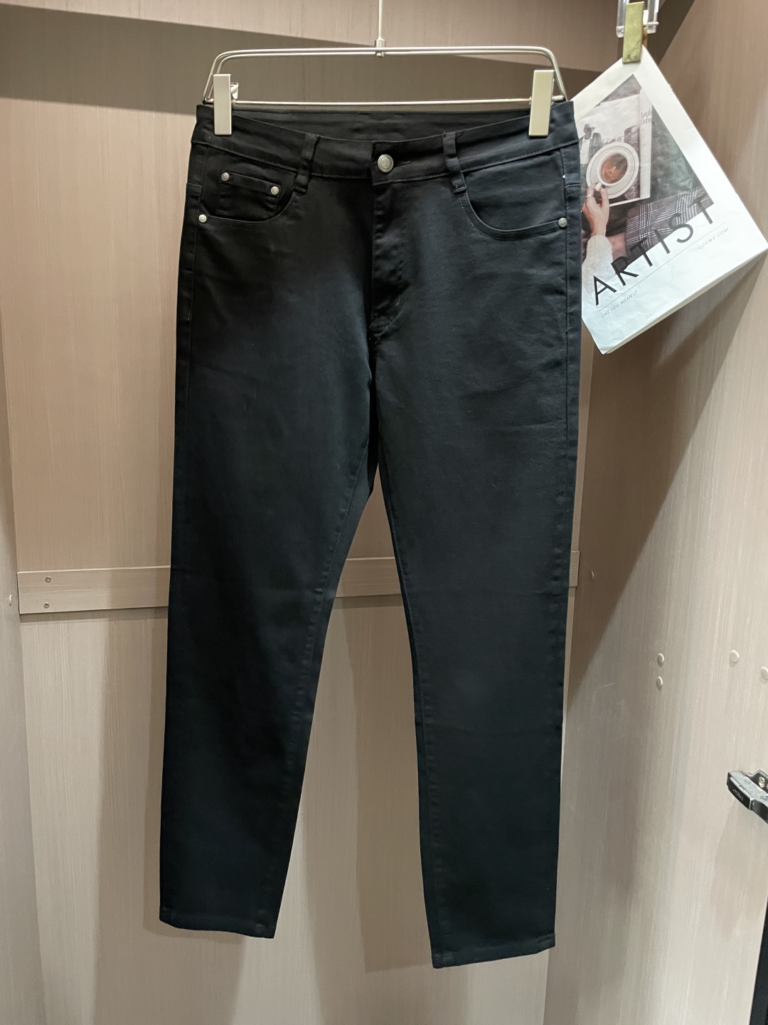 NO:130298,Spring and summer 2025 peas casual jeans modern straight slim tailoring design, which can easily match clothes and set off modern and timeless fashion. Denim original color cotton denim fabric woven production. The top washing process makes the texture look durable, soft and delicate, and the color has a modern and fashionable sense of denim aesthetics, comfortable and versatile. Classic five bags add a fashionable effect. The fresh and natural washing color reveals the classic atmosphere all the time. Selvedge is neat and meticulous, and the inner edge is closed and delicate. The leather embossed logo original metal button highlights the quality advantages. Size 29-38,,Dolce & Gabbana,louis vuitton,jeans,alexander wang198609092025年春夏 peas 休闲牛仔裤 现代直筒修身剪裁型格设计,可轻松搭配衣物,衬托现代隽永时尚. Denim原色棉质牛仔面料梭织生产.顶尖的水洗工艺让质感达到耐看效果,柔软细腻不硬梆,色泽拥有丹宁美学的现代时尚感,舒适百搭. 经典五袋平添时尚效果.清新自然的水洗色彩无时无刻不透露着经典气息. Selvedge缉面线工整细致,内里包边封锁细腻完美.皮革压纹标识原厂金属钮扣凸显品质优势. 尺码 29-38,,Dolce&Gabbana,louis vuitton,jeans,alexander wang,Men's clothing