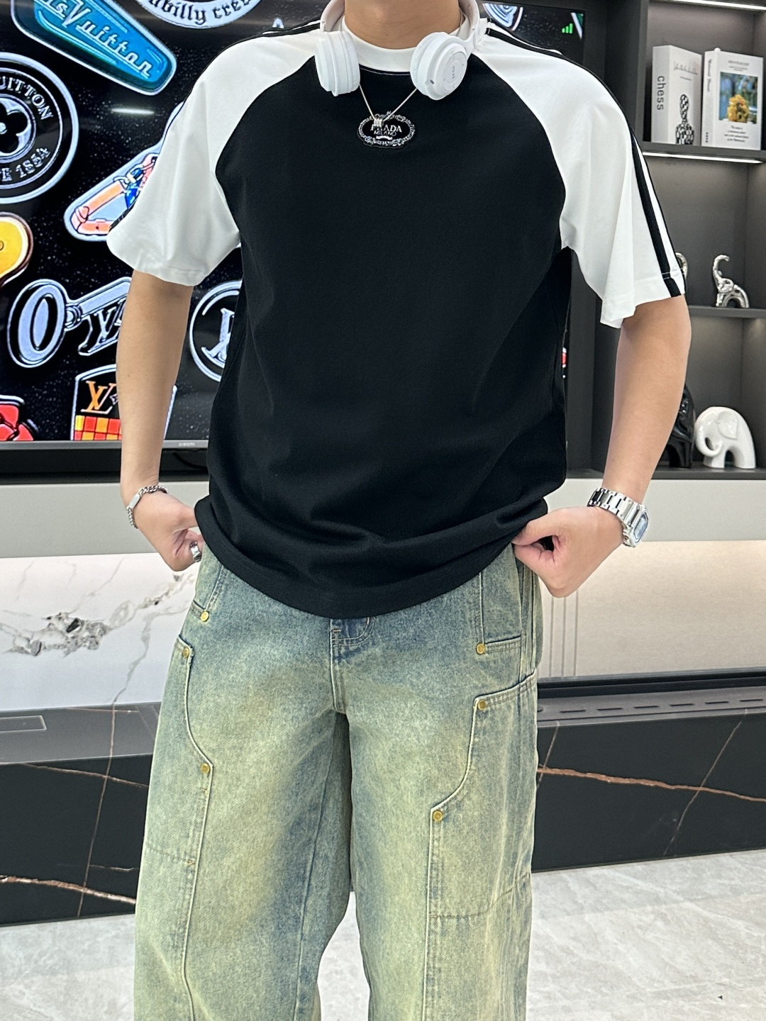 NO:130304,Prad 2025 spring and summer new product, with 300 double-strand cotton plain fabrics, with wide upper body and comfortable, casually matched with the outside and the inner ones, the same size for men and women. Size s-XXL, prada, alexander wang19860909Prad 2025春夏新品,优选特定原版开发300支双股精棉平纹面料,上身挺阔舒适度佳,外穿内搭随意搭配,男女同款 尺码s-XXL,,prada,alexander wang,Men's clothing