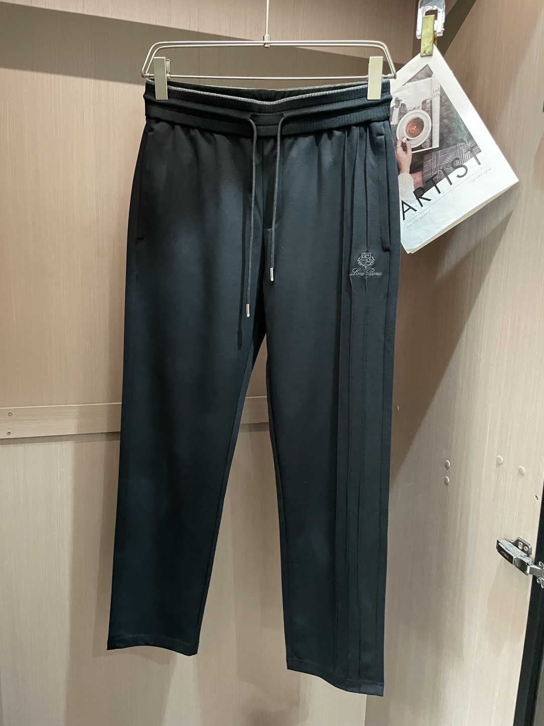 NO:123347,LP New Product Minimalist Sports Creates a refreshing modern STAY!  Wear novel, fashionable fabrics are comfortable and breathable, and the fabrics do not pill. The trousers are all fine. They are very comfortable to wear, low-key and luxurious, and they are very classy when worn. There is no need to say much about the style and cutting of the pants. The upper body is exquisite and vivid. The real casual pants are made of imported warm-burning cotton fabrics to produce the most famous high-end pure cotton fabric. The quality is excellent. The pants are soft after heavy washing!  Not picky about people, the upper body is absolutely stylish, the original hardware accessories design is extremely luxurious in the details!  3 size M-XXL, loro piana, alexander wang19860909LP 新品 极简运动打造出清爽的摩登STAY！穿上新颖 时髦面料舒服透气,面料不会起球 裤子的车线都是精细.穿着非常舒适 低调不失奢华 穿出去非常有档次.裤型款式和裁剪亦无需多言 上身精致跃然 真正殿堂级的休闲裤 选用进口的暖燚棉面料 生产出最有名的高档纯棉布料 品质卓然 经过重水洗使得裤子很柔软！ 不挑人 上身绝对的有型 细节处原版五金配件设计 极度奢华！3 尺码M-XXL,,loro piana,alexander wang,Men's clothing