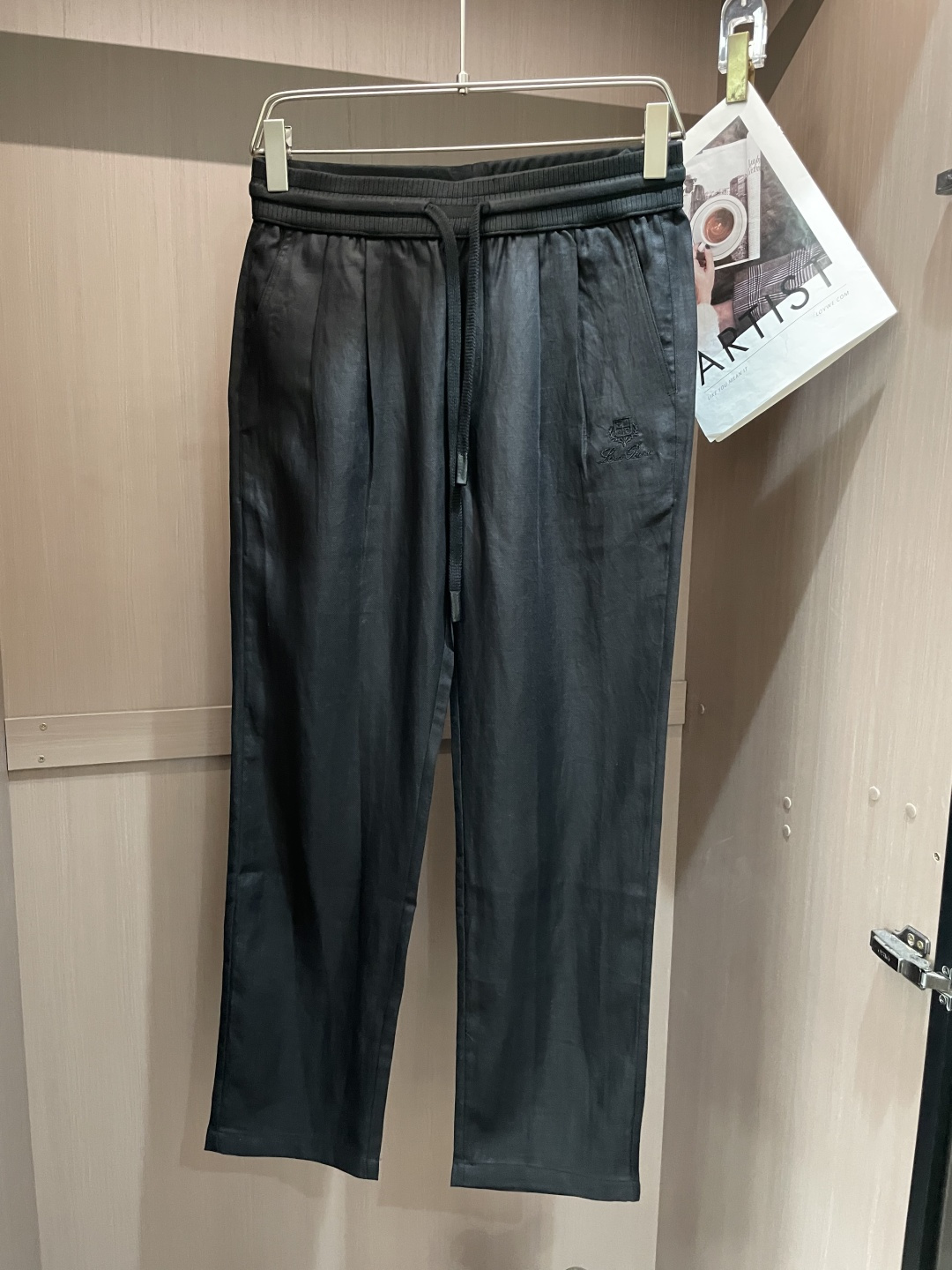 NO:147546,Loro Piana spring and summer linen casual pants Size M-XXXL trousers are integrated with fine tailoring, telling the story of inheritance and innovation with extraordinary style and luxurious and innovative materials. These pleated trousers are carefully crafted from breathable linen fabric, fitted with silhouette design to create a basic wardrobe item. The elegant design interprets the timeless beauty, which can be smoothly transitioned from the office to the evening activities. The built-in waist, this exquisite detail ensures an extraordinary appearance. The waist is equipped with elastic elastic 3 slanted pockets on the front, embroidered on the side, and the rear pocket takes away the logo logo...,,loro piga,alexander wang19860909Loro Piana 春夏季麻纹休闲裤 码数M-XXXL 长裤凝聚精裁工艺,以卓越非凡的版型和华贵创新的材质讲述传承与创新的故事.这款无褶长裤采用透气仿亚麻面料精心制作而成,合身廓形设计,打造衣橱基础款单品.优雅设计演绎隽永美感,可从办公室流畅过渡到晚间活动.内置腰头,这一精裁细节确保外观卓越非凡 腰头设有松紧弹力3 正面斜插口袋,侧面刺绣点缀 后部口袋带走标识logo..,,loro piana,alexander wang,Men's clothing