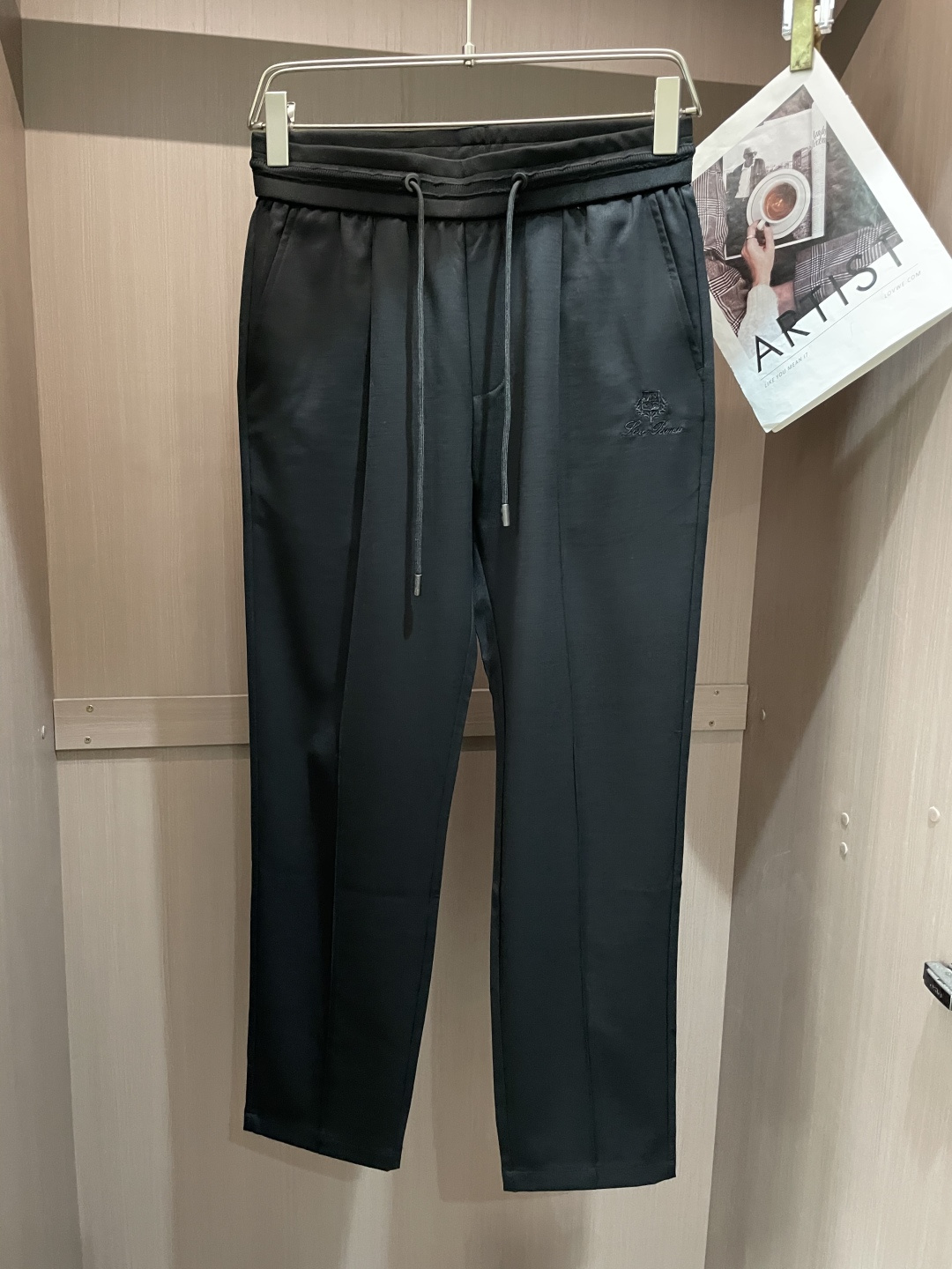 NO:123349,Loro Piana spring and summer linen casual pants Size M-XXXL trousers are integrated with fine tailoring, telling the story of inheritance and innovation with extraordinary style and luxurious and innovative materials. These pleated trousers are carefully crafted from breathable linen fabric, fitted with a silhouette design to create a basic wardrobe item. The elegant design interprets the timeless beauty, which can be smoothly transitioned from the office to the evening activities. The built-in waist, this exquisite detail ensures an extraordinary appearance. The waist is equipped with elastic elastic 3 slanted pockets on the front, embroidered on the side, and the rear pocket takes away the logo logo.,,loro pigana,alexander wang19860909Loro Piana 春夏季麻纹休闲裤 码数M-XXXL 长裤凝聚精裁工艺,以卓越非凡的版型和华贵创新的材质讲述传承与创新的故事.这款无褶长裤采用透气仿亚麻面料精心制作而成,合身廓形设计,打造衣橱基础款单品.优雅设计演绎隽永美感,可从办公室流畅过渡到晚间活动.内置腰头,这一精裁细节确保外观卓越非凡 腰头设有松紧弹力3 正面斜插口袋,侧面刺绣点缀 后部口袋带走标识logo.,,loro piana,alexander wang,Men's clothing