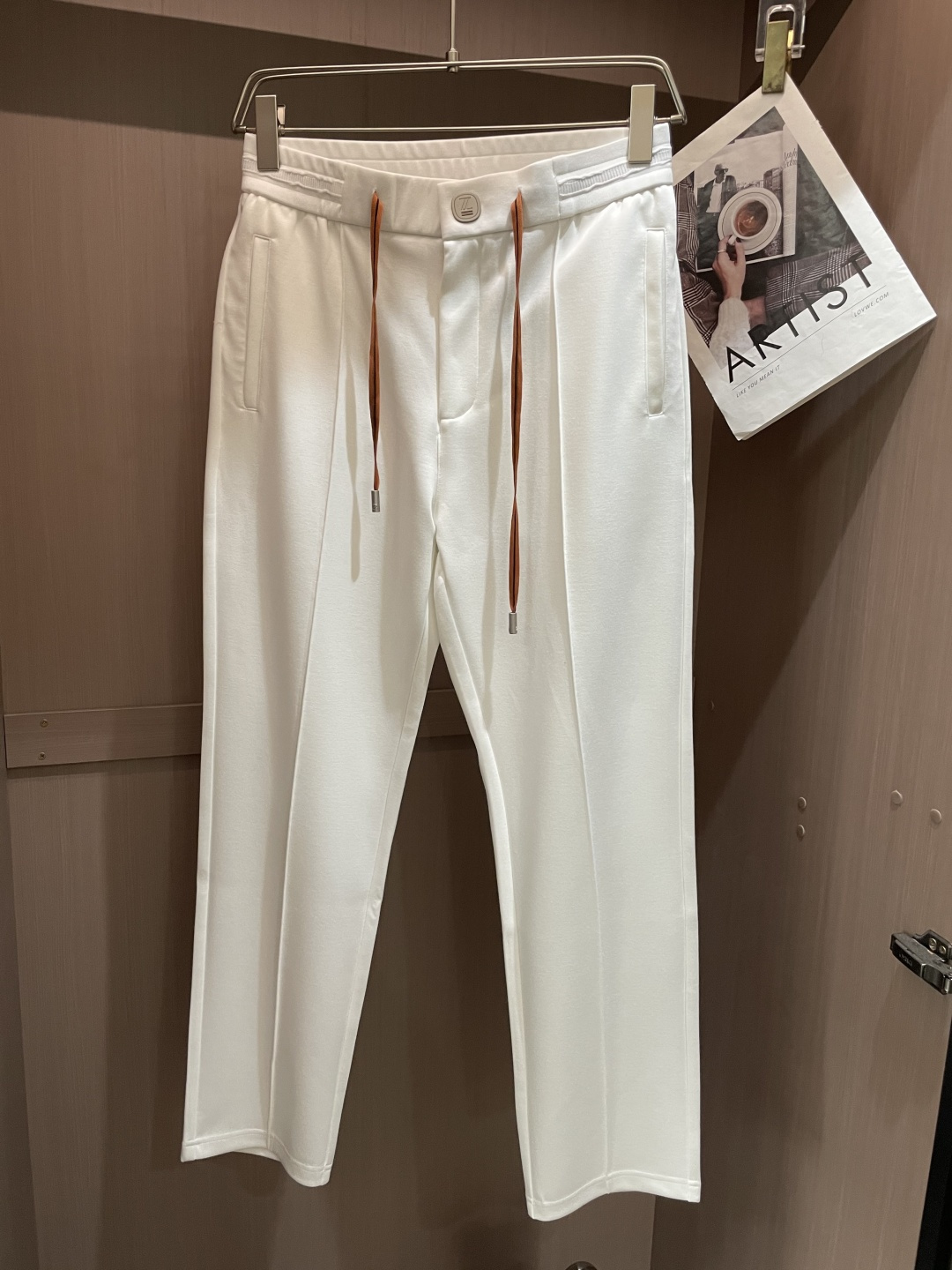NO:123352,Z ZEGN Jogging casual pants Size M-XXXL The blended jogging pants are particularly breathable and comfortable. They use a simple slim fit to make the leg lines look more slender, and are a classic item that fits modern casual wardrobe. The embellished belt contrasts the details of the details of the hardware, and adds a more exquisite embellishment. The fabric is made of ultra-fine yarn, which combines breathable characteristics, light texture and wrinkle resistance, making it an ideal choice for lively travel. This series of clothing is naturally absorbing moisture and comfortable to wear, without fear of climate change, and can be worn all seasons. 3,,alexander wang19860909Z ZEGN 慢跑休闲裤 码数M-XXXL 这款混纺慢跑裤的质感格外透气舒适.采用简约修身版型,令腿部线条更显修长,是契合现代休闲衣橱的经典单品.缀饰腰带撞色细节,五金高级,更添精致点缀. 面料选用超细纱线制成,兼具透气特质、轻盈质感与抗皱性能,是活力出行的理想之选.本系列服饰自然吸湿且穿着舒适,无惧气候变化,四季皆可穿着.3,,alexander wang,Men's clothing