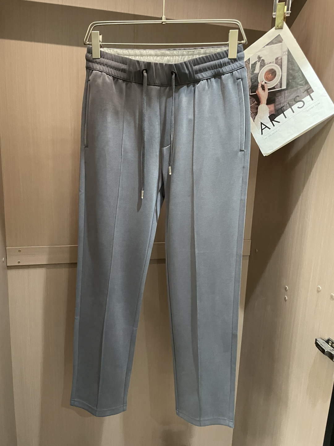 NO:123355,Dior's sports trousers incorporate elegant style and a new interpretation of the main items of sportswear. They are carefully crafted with empty fabrics, regular styles, decorated with contrasting waist and elastic waist to enhance style, and the back is decorated with CD labels. They are fashionable and comfortable, and can create various formal and sports styles. 3 yards M-XXXL, dior, alexander wang19860909Dior 这款运动长裤融入优雅风格,全新演绎运动服饰主打单品.采用空层面料精心制作,常规版型,饰以撞色腰弹力腰头提升格调,背面饰以 CD标签.时尚舒适,可打造各式正式和运动造型.3 码数M-XXXL,,dior,alexander wang,Men's clothing