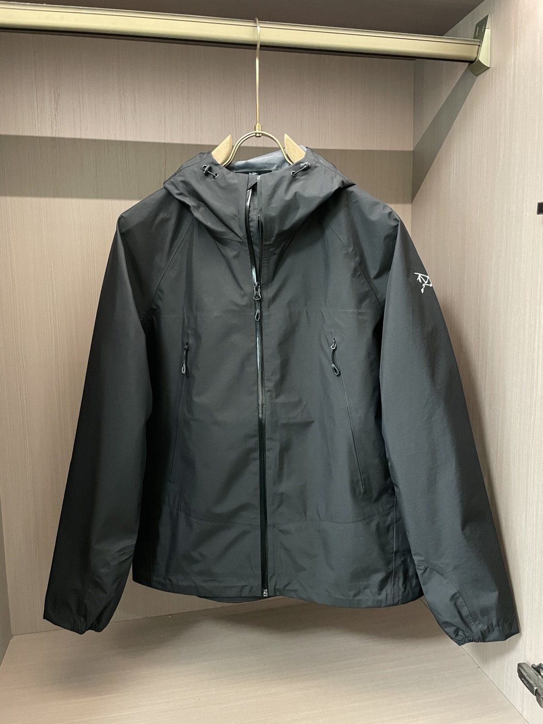 NO:125112,- Top version ARC'TERYX/Archaew beta LT series jacket The same classic hard shell outdoor warmth, windproof and water-splashing. Professional-grade outdoor hooded jacket jacket. Polar waterproof jacket!  Suitable for all kinds of environments, cities, outdoors, camping, mountain sports, and technology fabrics, taking into account outdoor activities and urban commuting, this year's super hot product, the three-dimensional cut style is also particularly good!  GORE-TEX three-layered adhesive fabric has long-lasting waterproof and windproof function. It can prevent penetration even when it rains heavily. The waterproof effect is excellent~WaterTight adhesive waterproof zipper This zipper can block the wind and rain and effectively prevent wind and rain from invading. The inner joints are pressed and glued. The compressed adhesive is flat and reinforced to prevent glue opening. Small waterproof and windproof zipper, WaterTight adhesive waterproof zipper, the adhesion of the zipper is effective in waterproof and windproof, the collar is thoughtful and soft, and the body is more comfortable. The inner lining of the two-way zipper is reinforced, effectively preventing tear. Strong durability, heavy items, top version SizeM-XXL, arc'teryx, jackets & coats, jackets & coats, hats, alexander wang19860909-顶级版 ARC‘TERYX/始祖鸟 beta LT系列冲锋衣 官网同款经典硬壳户外保暖防风防泼水 .专业级户外连帽冲锋衣夹克外套.极地防水冲锋衣！ 适用于各种环境,城市,户外,露营 山地 运动都OK,科技面料 兼顾户外活动和城市通勤,今年的超级爆款,立体的裁剪版型也特别的好！GORE-TEX 三层压胶面料,具有持久防水 防风的功能性 即使大雨也能防止渗透 防水效果极佳~WaterTight压胶防水拉链 这款拉链可遮挡风雨有效的防止风雨侵入,内里接缝处全部进行压胶处理,压胶平整传教出进行加固处理,防止开胶,哟小的防水防风,WaterTight压胶防水拉链,拉链的密合性有效的防水防风,领口贴心的绒布内衬 亲肤柔软 贴身更舒适,双向拉链内里进行加固处理,有效防撕裂 耐用性强,重磅单品,顶级版本 SizeM-XXL,arc'teryx,jackets & coats,jackets & coats,hats,alexander wang,Men's clothing