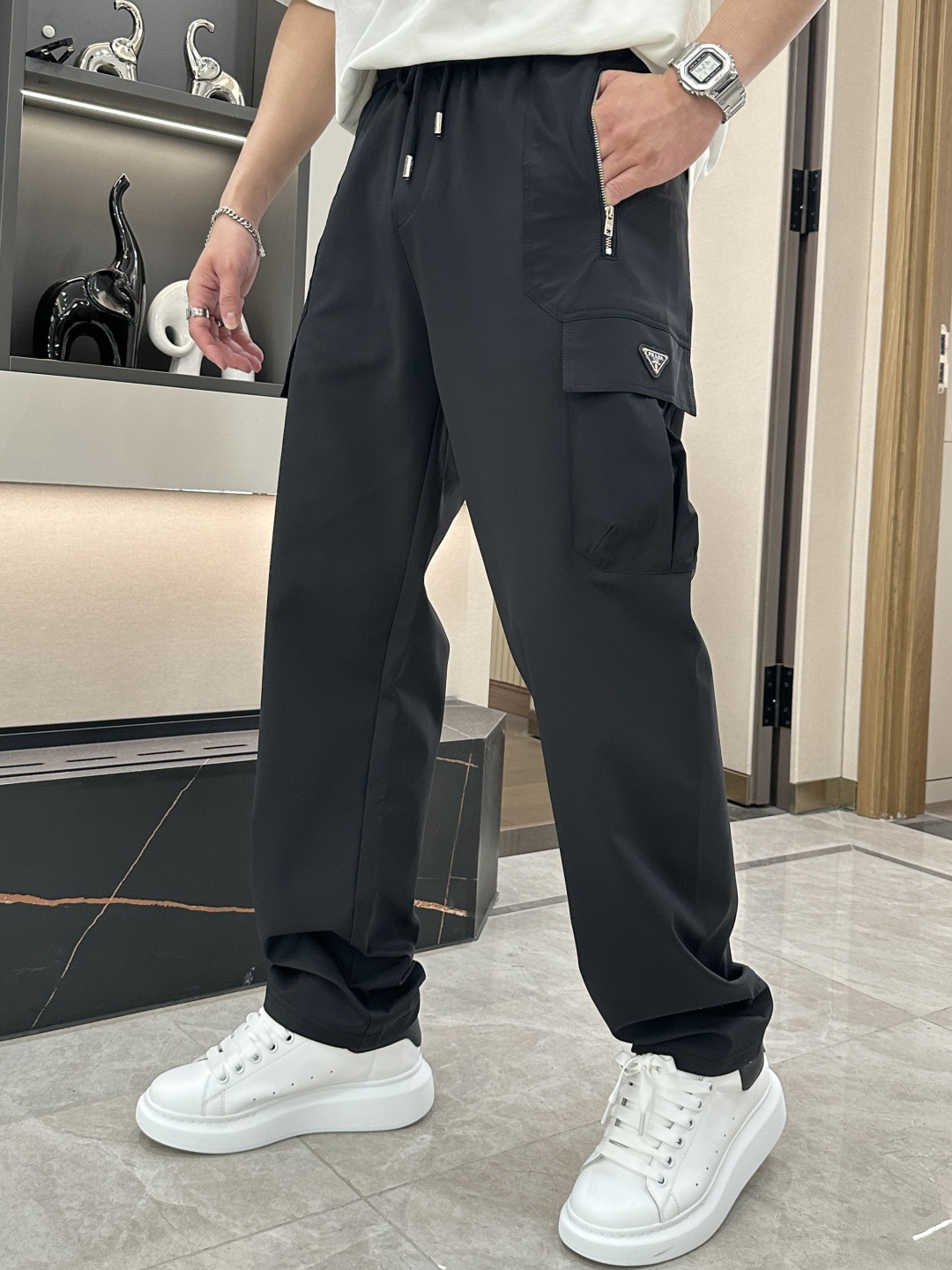 NO:487632,Prad's latest collection of men's casual pants!  It is made of customer-supply elastic cotton material, soft and delicate, and has an excellent feel!  The brand style is clear at a glance!  Minimalist design, without extravagant elements to win the lead, the details are finely made, the hardware accessories are customized, the thickness is just right, easy to control various weather, classic colors are very energetic, and various styles of dressing, casual business, daily life, and fashion trends can be controlled!  Overall, both in terms of grade and fashion are extremely outstanding, bringing extraordinary clothing taste!  Size M~3XL, prada,alexander wang19860909Prad 最新系列男士休闲裤！ 采用客供弹力柔棉材质,柔软细腻,手感绝佳！品牌格调一览无余！极简主义设计,没有多余浮夸的元素来宣兵夺主,细节做工精细,五金配件原版定制,厚薄程度也是恰到好处,轻松驾驭各种天气,经典颜色上身很显精气神,多种风格穿搭,休闲商务、日常生活、时尚潮流均可驾驭！整体不论是档次还是时尚感都是极为出色的,带来非凡的衣着品味！ 尺码M~3XL,,prada,alexander wang,Men's clothing