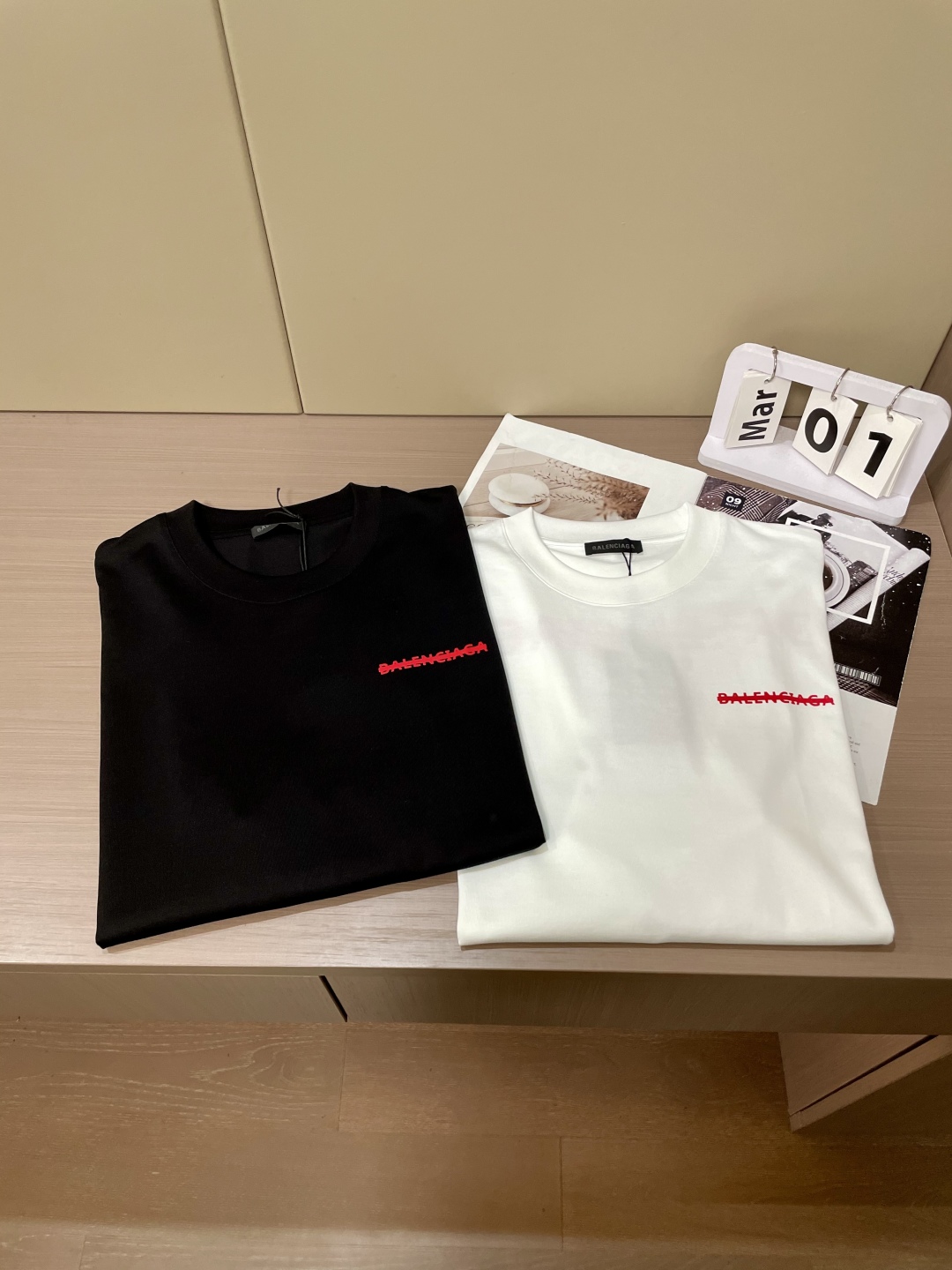
巴黎世家 2025春夏新品，优选特定原版开发330支双股精棉平纹面料，上身挺阔舒适度佳，外穿内搭随意搭