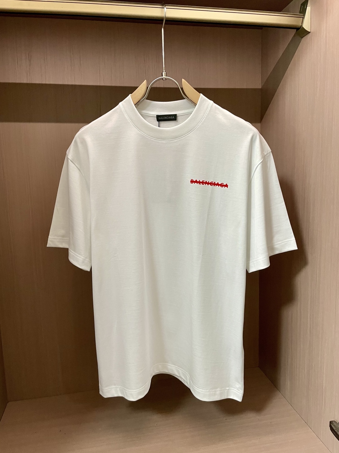 
巴黎世家 2025春夏新品，优选特定原版开发330支双股精棉平纹面料，上身挺阔舒适度佳，外穿内搭随意搭